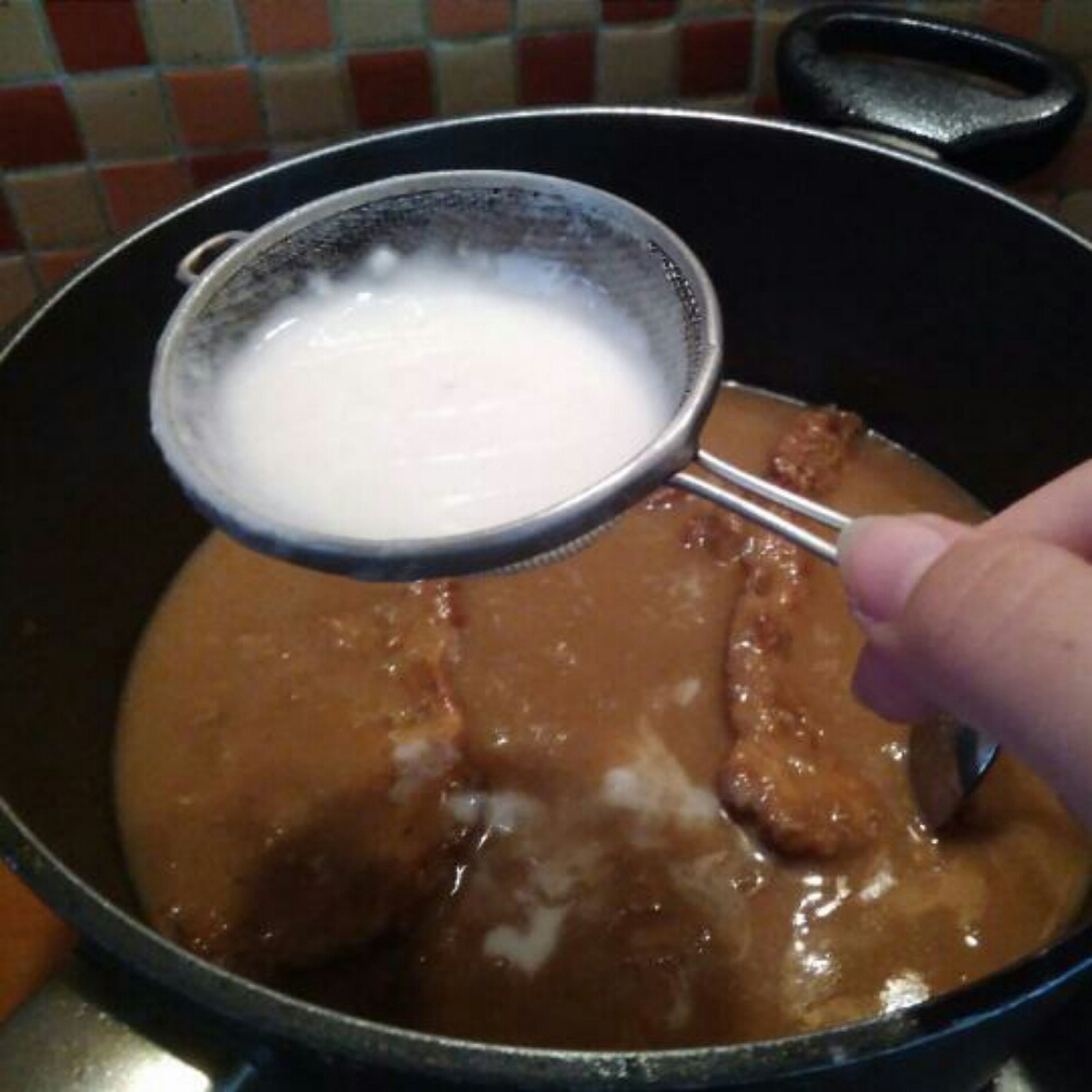 And add the teat (= mix a smooth flour in a glass of warm water and pour it into the sauce through a sieve).