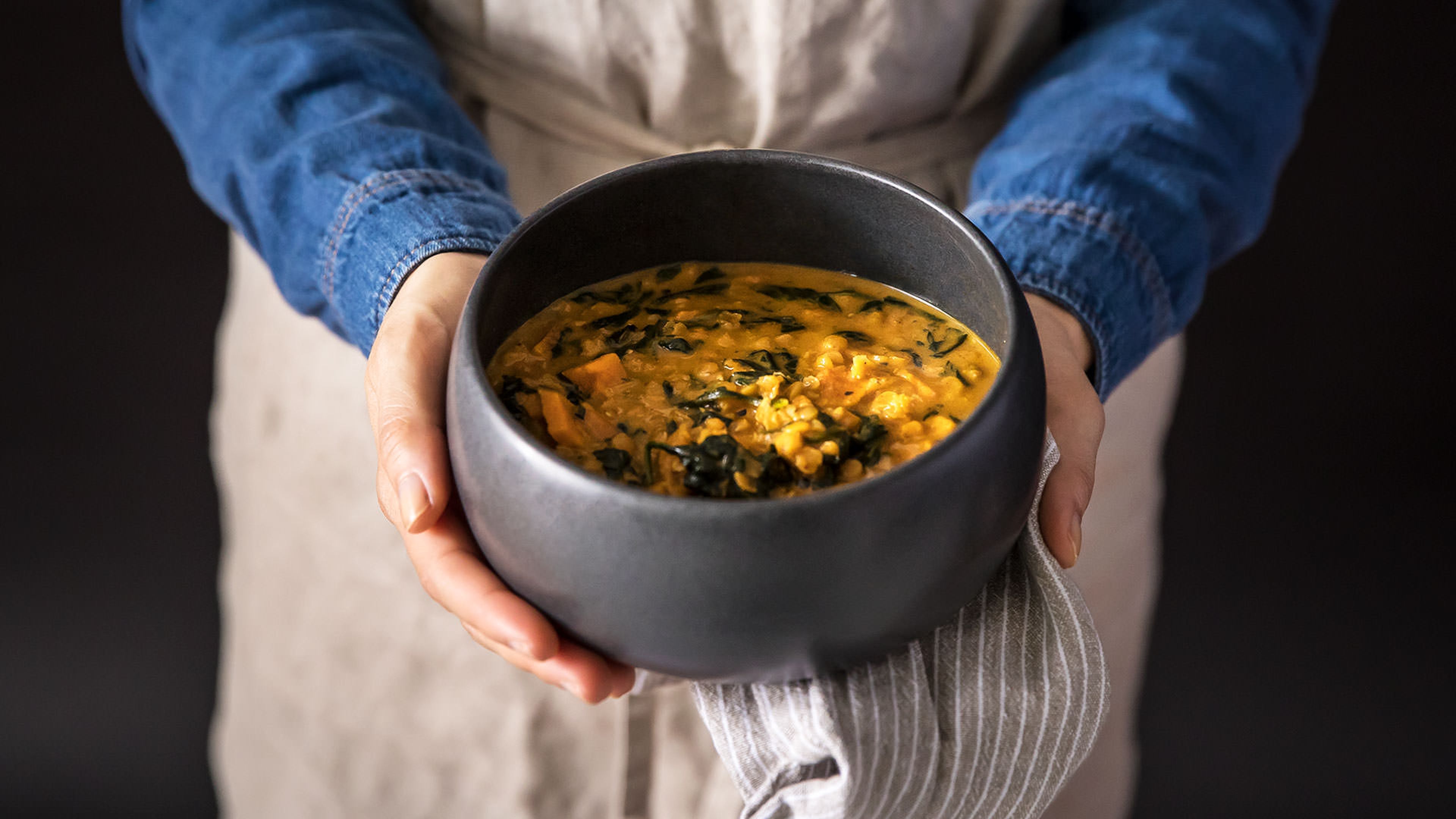 5-ingredient sweet potato lentil curry soup