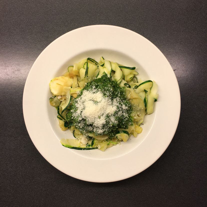 Zucchini-Nudeln mit Spinatpesto