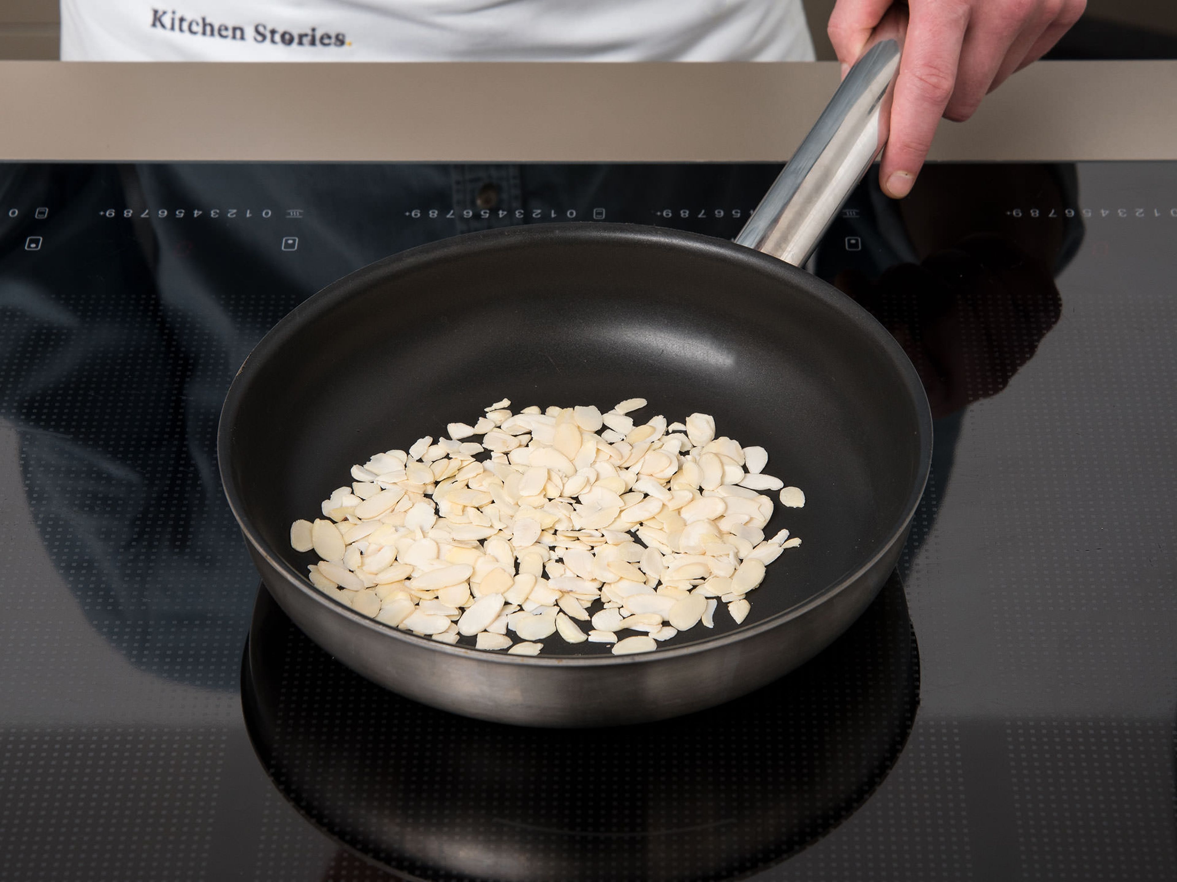 Roast sliced almonds in a frying pan for approx. 3 – 4 min., or until golden brown.