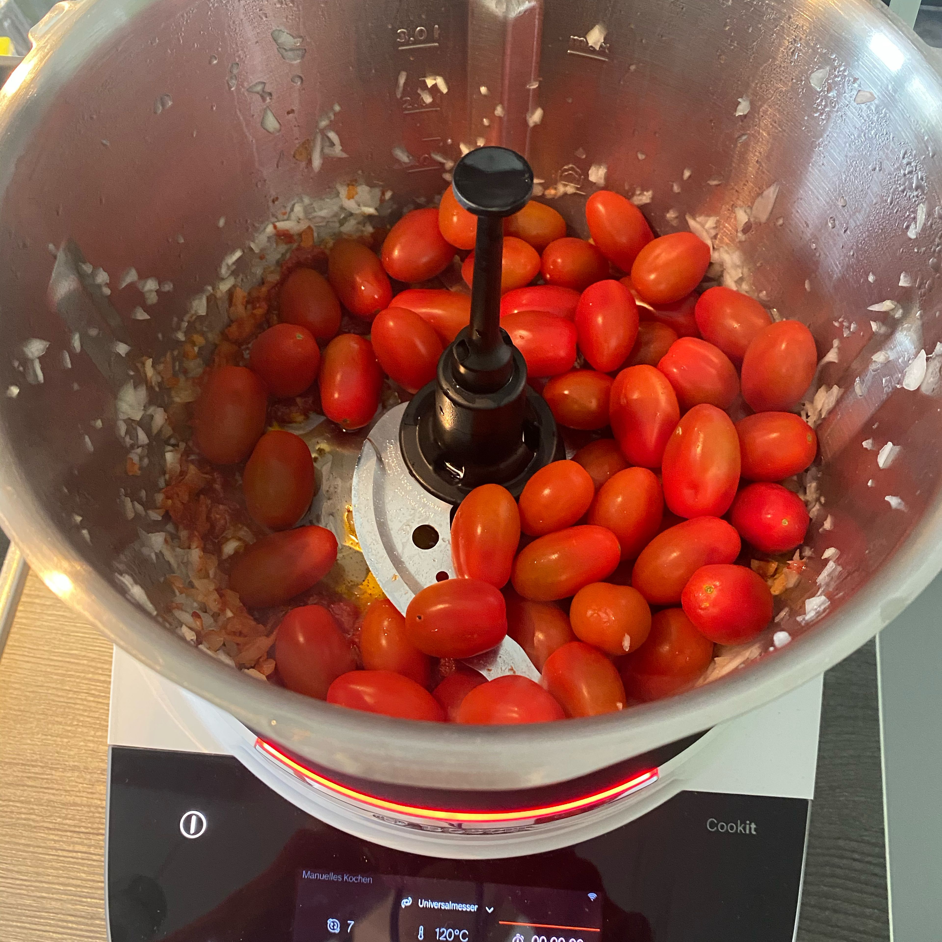 Danach die Tomaten hinzufügen und bei geschlossenem Deckel mit eingesetztem Messbecher zerkleinern  (Universalmesser | Stufe 15 | 10 Sekunden). Je nach Größe der Tomate muss die Zeit angepasst werden.