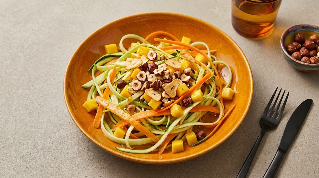 Fruchtiger Zucchini-Mango-Salat mit gerösteten Haselnüssen