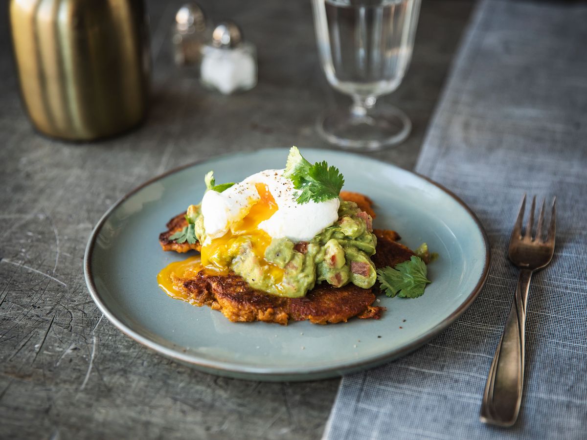 Sweet potato fritters with guacamole and poached egg | Recipe | Kitchen Stories