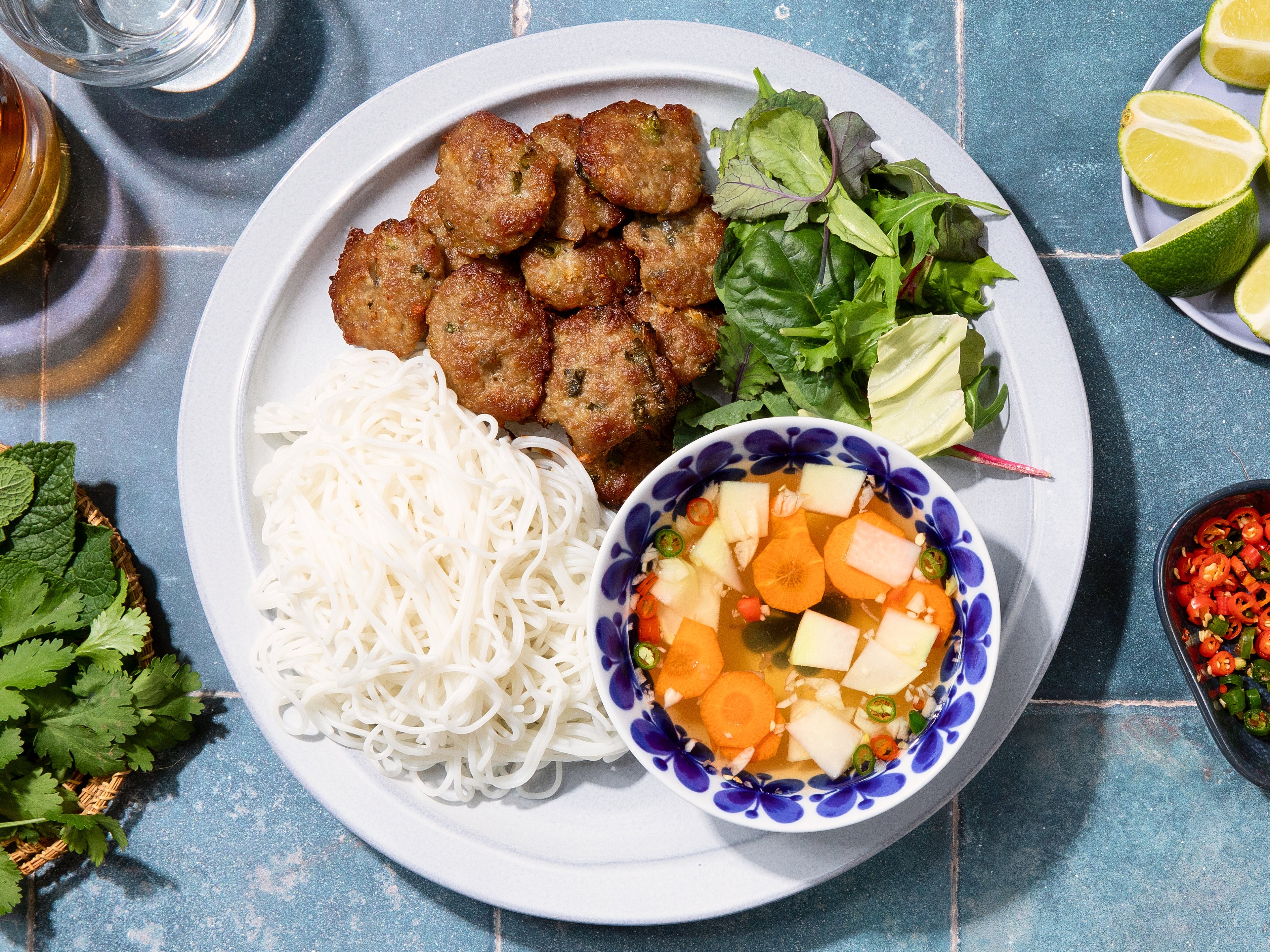 Bún chả (Vietnamesische Schweinefleisch-Patties mit Reisnudeln)