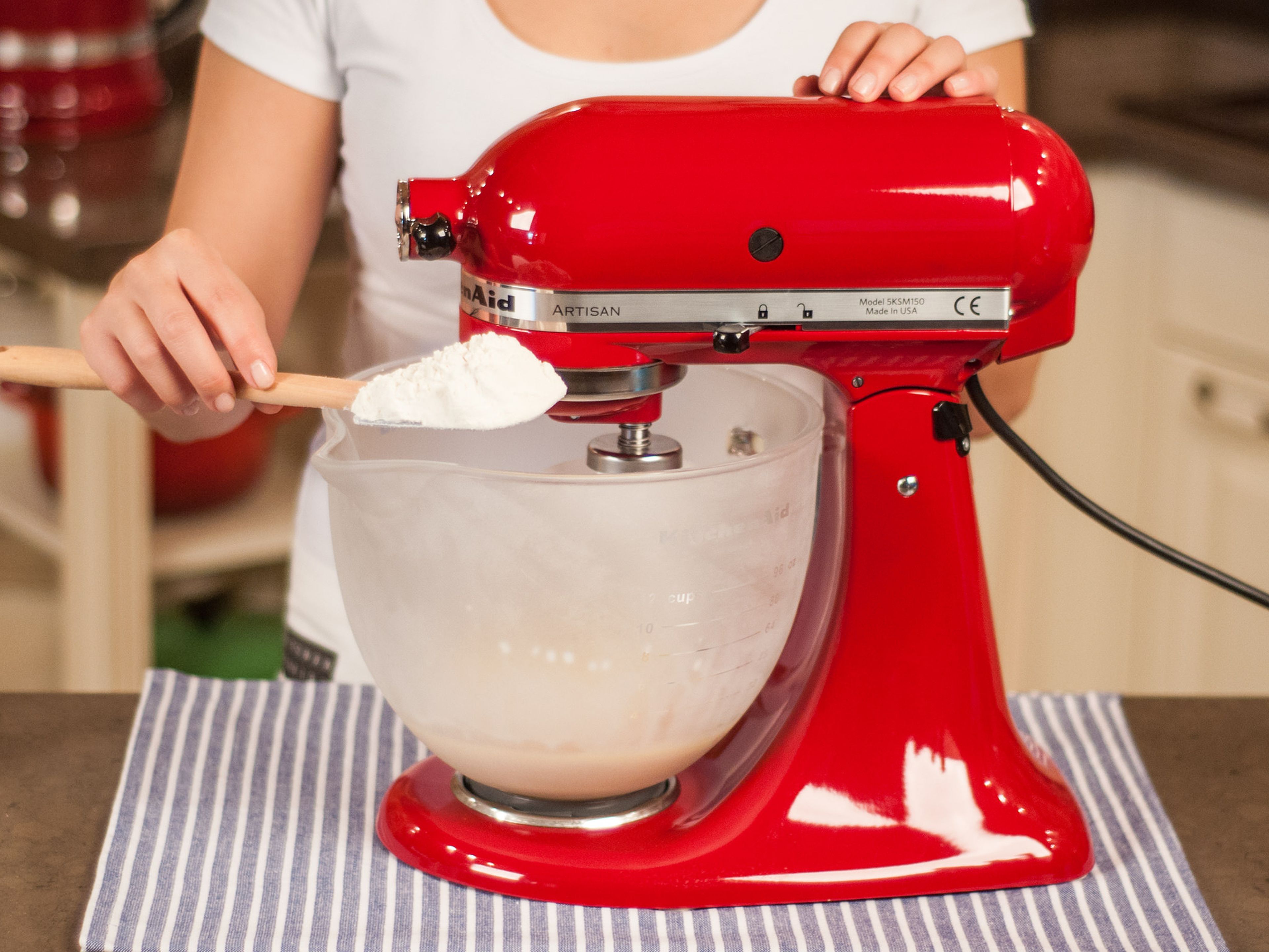 Küchenmaschine oder Handrührgerät benutzen, um Hefevorteig mit einem Teil des Mehls zu verrühren.