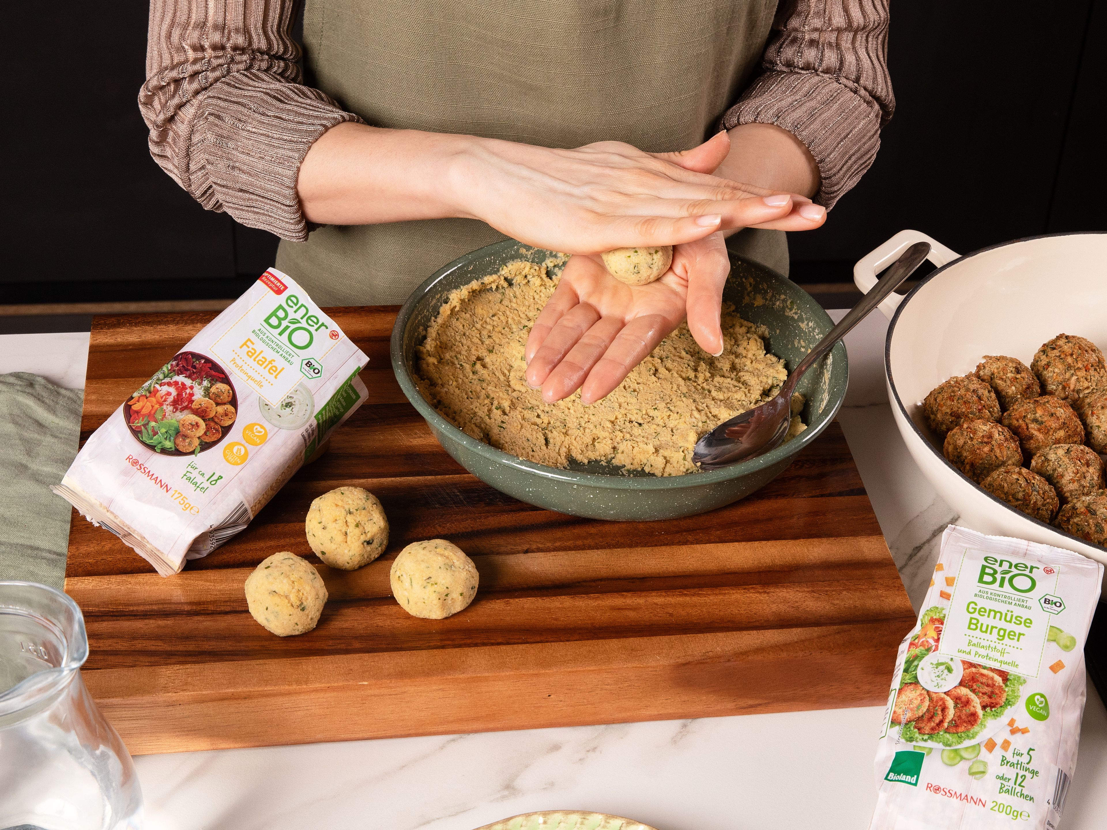 Zuerst enerBiO Falafel und enerBiO Gemüse Burger nach Packungsanleitung zubereiten, zu kleinen Bällchen formen und in der Pfanne rundherum goldbraun und knusprig anbraten. Anschließend beiseite stellen.