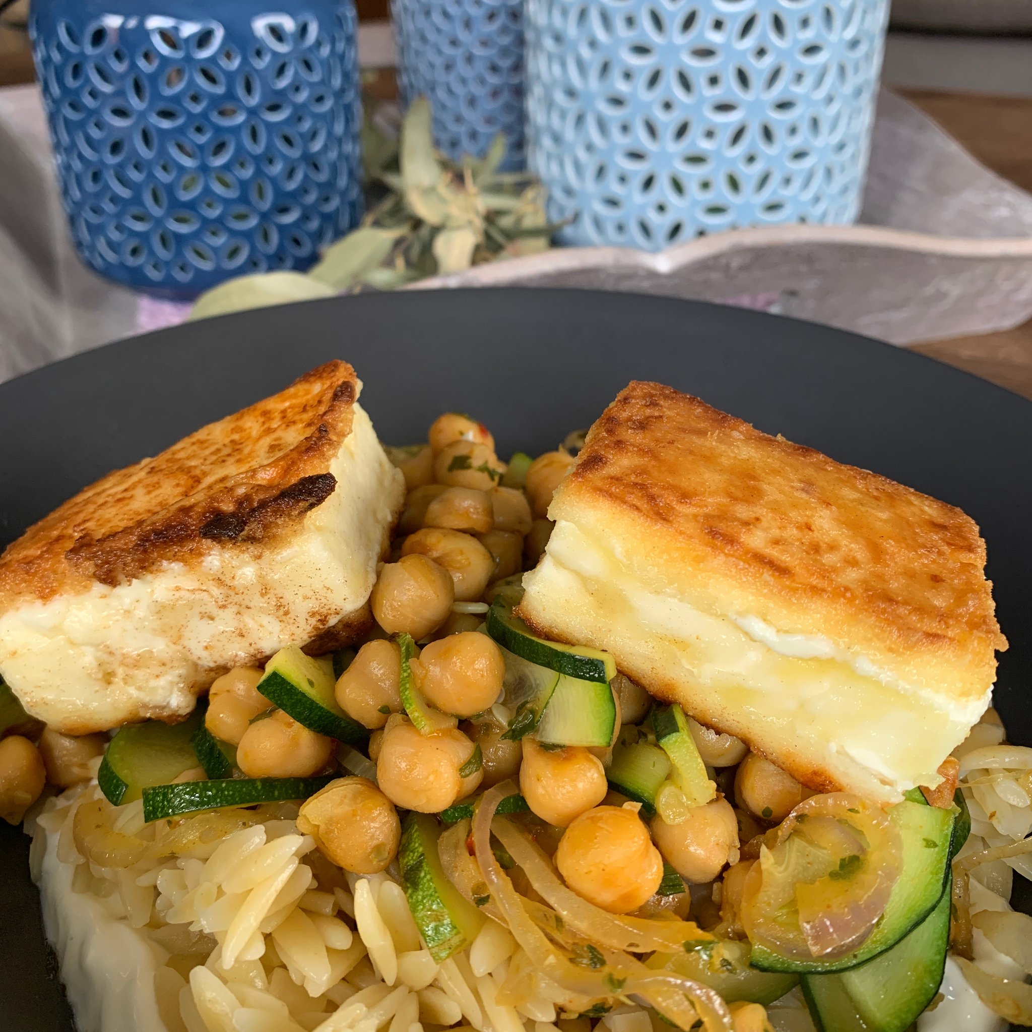 Orzo Mit Zucchini Kichererbsen Und Feta Rezept Kitchen Stories 