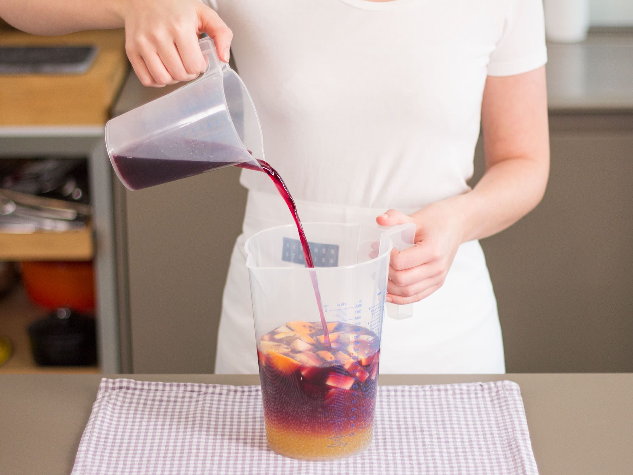 Erfrischende, traditionelle spanische Sangria | Rezept | Kitchen Stories