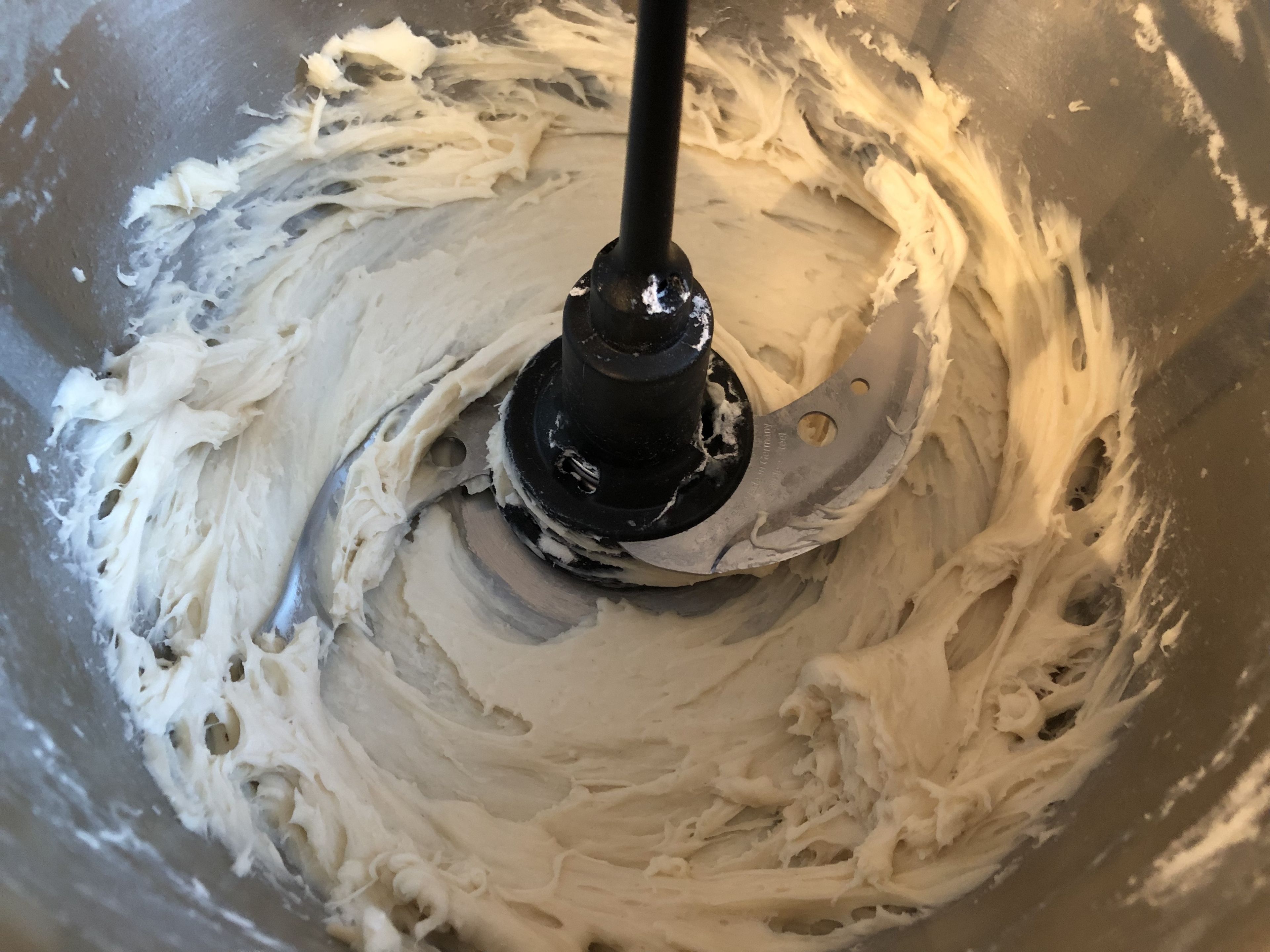 Universalmesser einsetzen und Mehl im Cookit einwiegen. Salz und heißes Wasser dazugeben. Auf Stufe 9 ca. 5 Minuten vermischen, bis ein elastischer Teig entstanden ist. (Universalmesser | Stufe 9 | 5 Min.)
