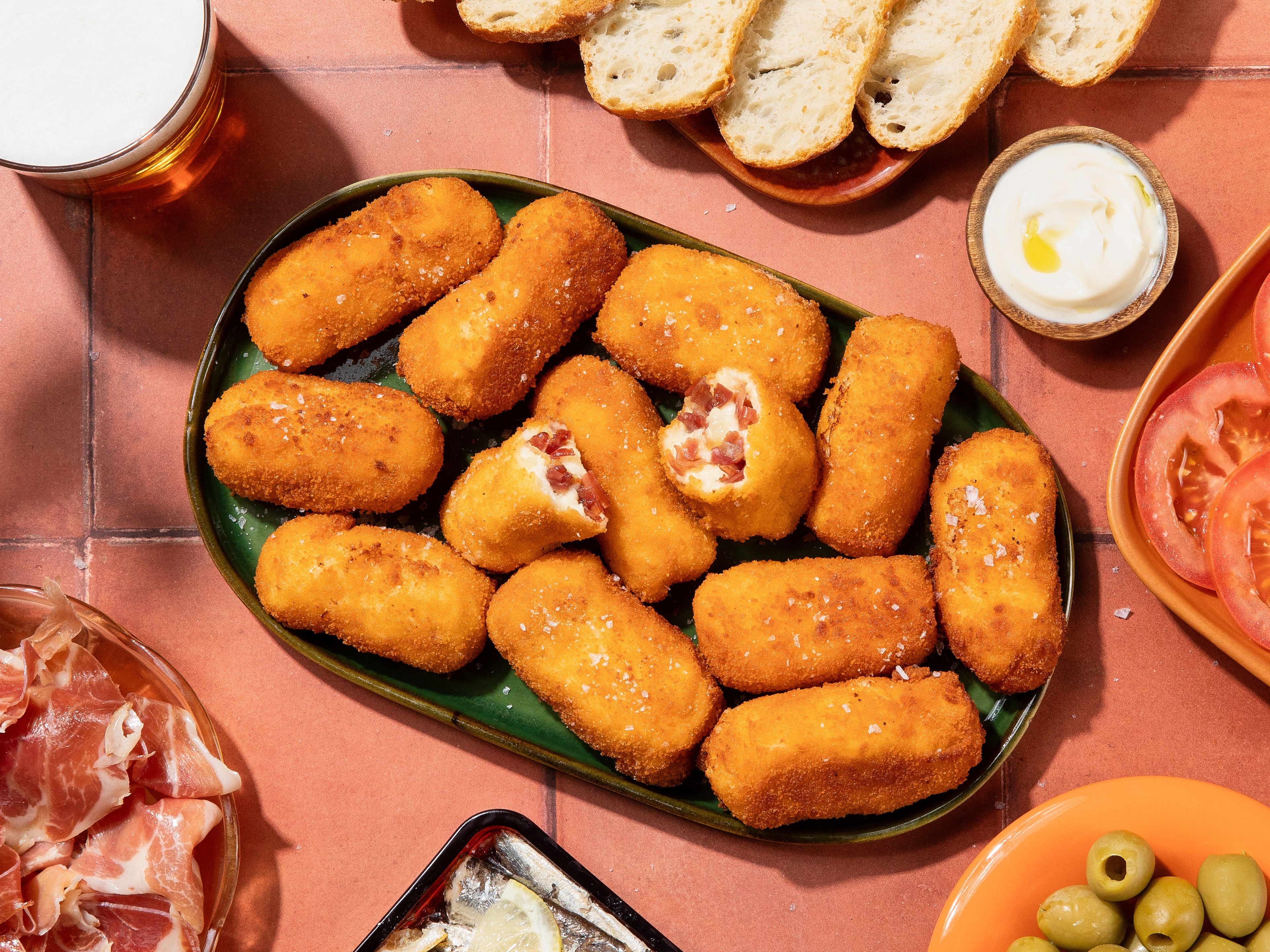 Spanische Kroketten mit Serrano-Schinken (Croquetas de Jamón)