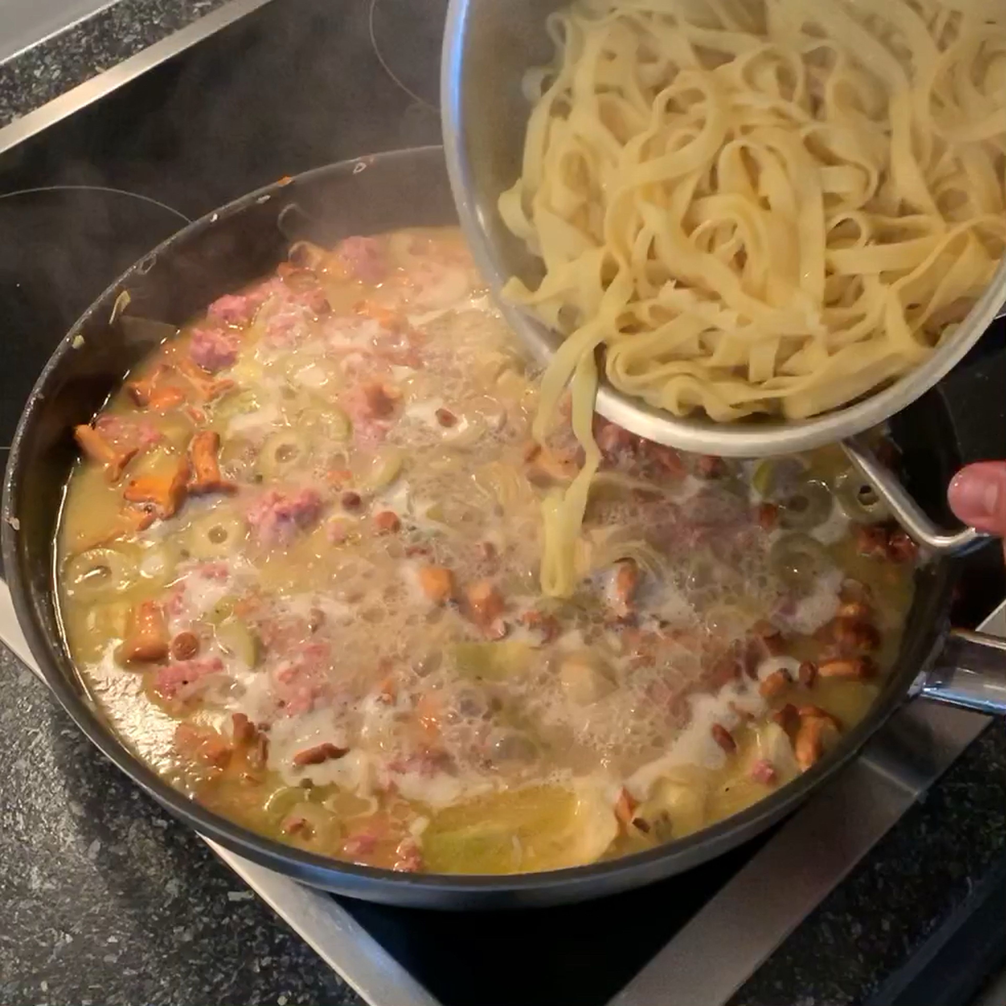 Die Tagliatelle in ein Sieb abgießen (nicht abschrecken) und mir zur Sauce geben. Nun etwa 3 Stängel Salbei fein schneiden und zusammen mit Salz und Pfeffer zur Pasta geben (Die Nudeln saugen die Flüssigkeit und den Geschmack auf ). Die Mascarpone wird mit einem kleinen Löffel zum Schluss über dem Gericht verteilt.