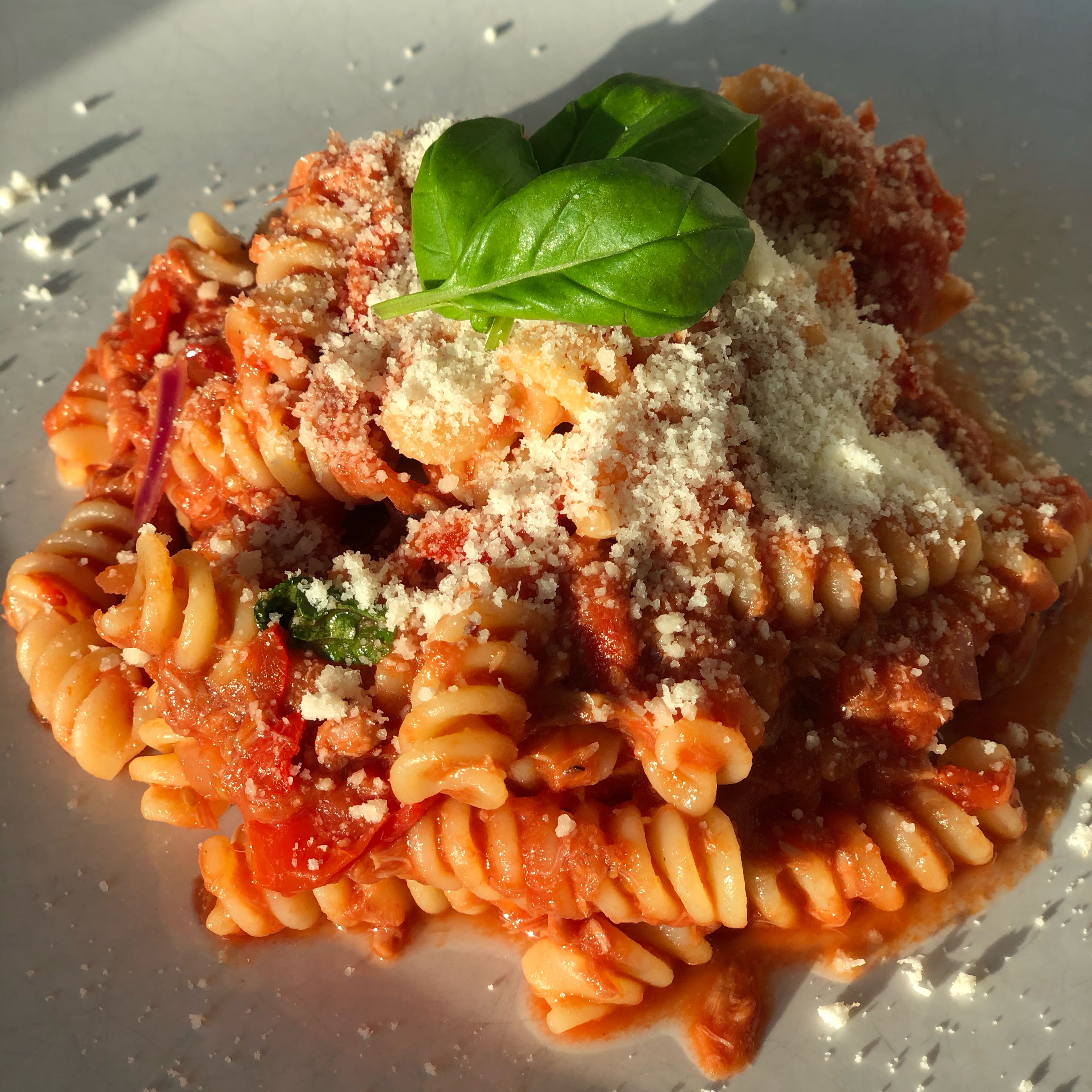 Put the pasta on a plate and add Parmesan and basil to your own liking!