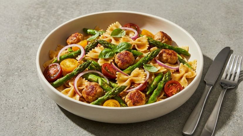 Herzhafter Nudelsalat mit grünem Spargel und saftigen Hackbällchen