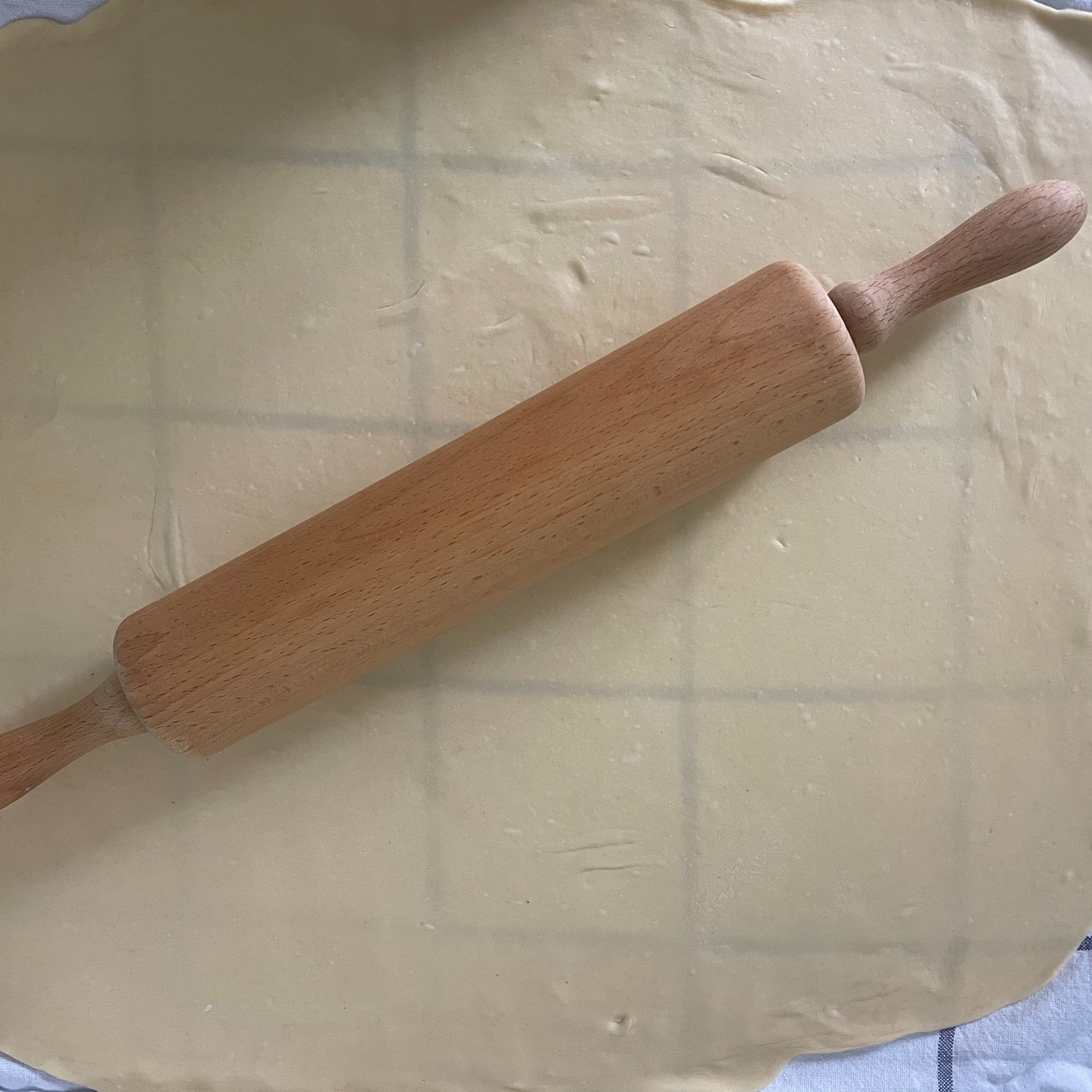 Den gut ausgezogenen Teig mit etwas Butter bestreichen 