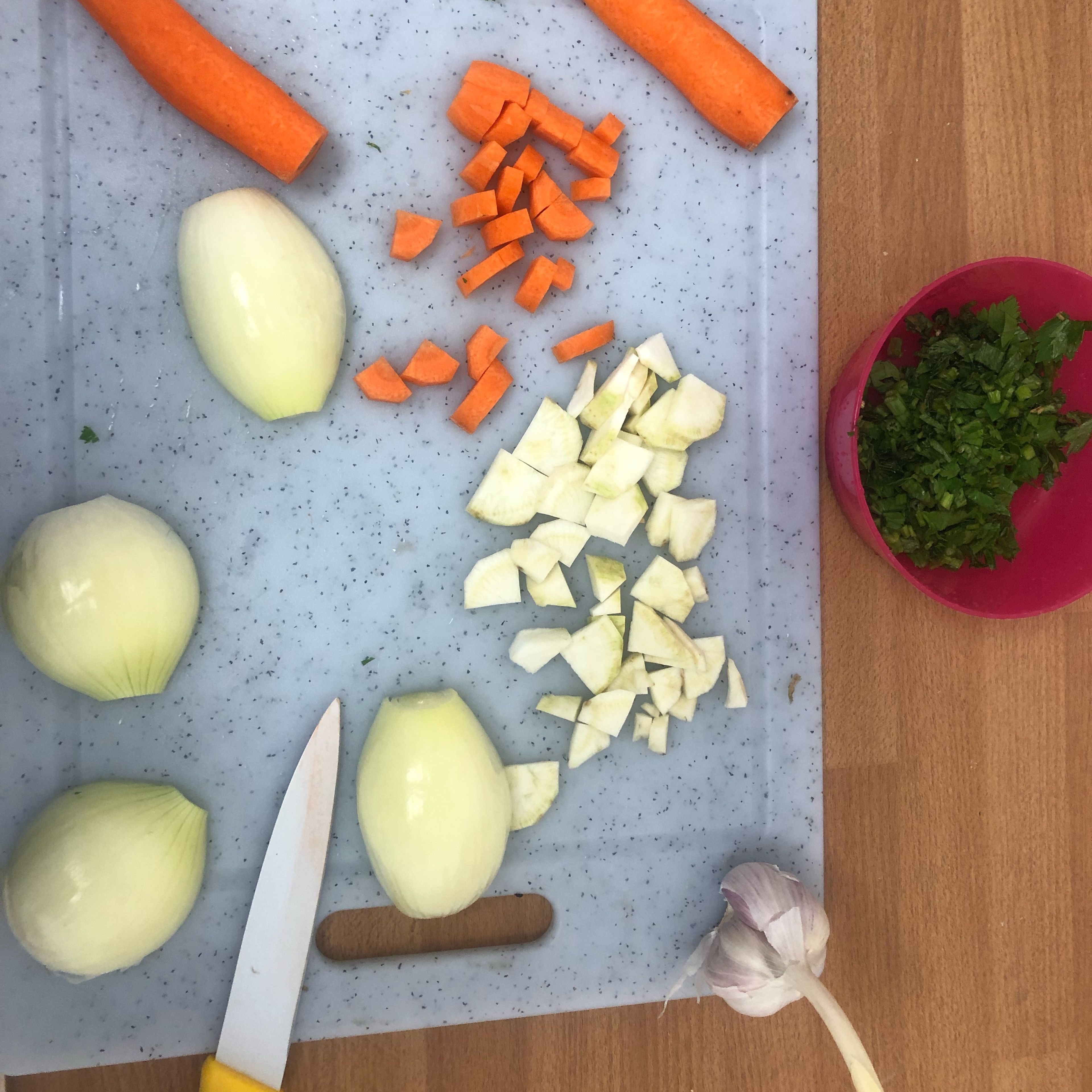Als erstes die Karotten, Sellerie, Knoblauch, Paprika und Zwiebeln in feine Würfel schneiden . Dann in einen großen Topf geben .