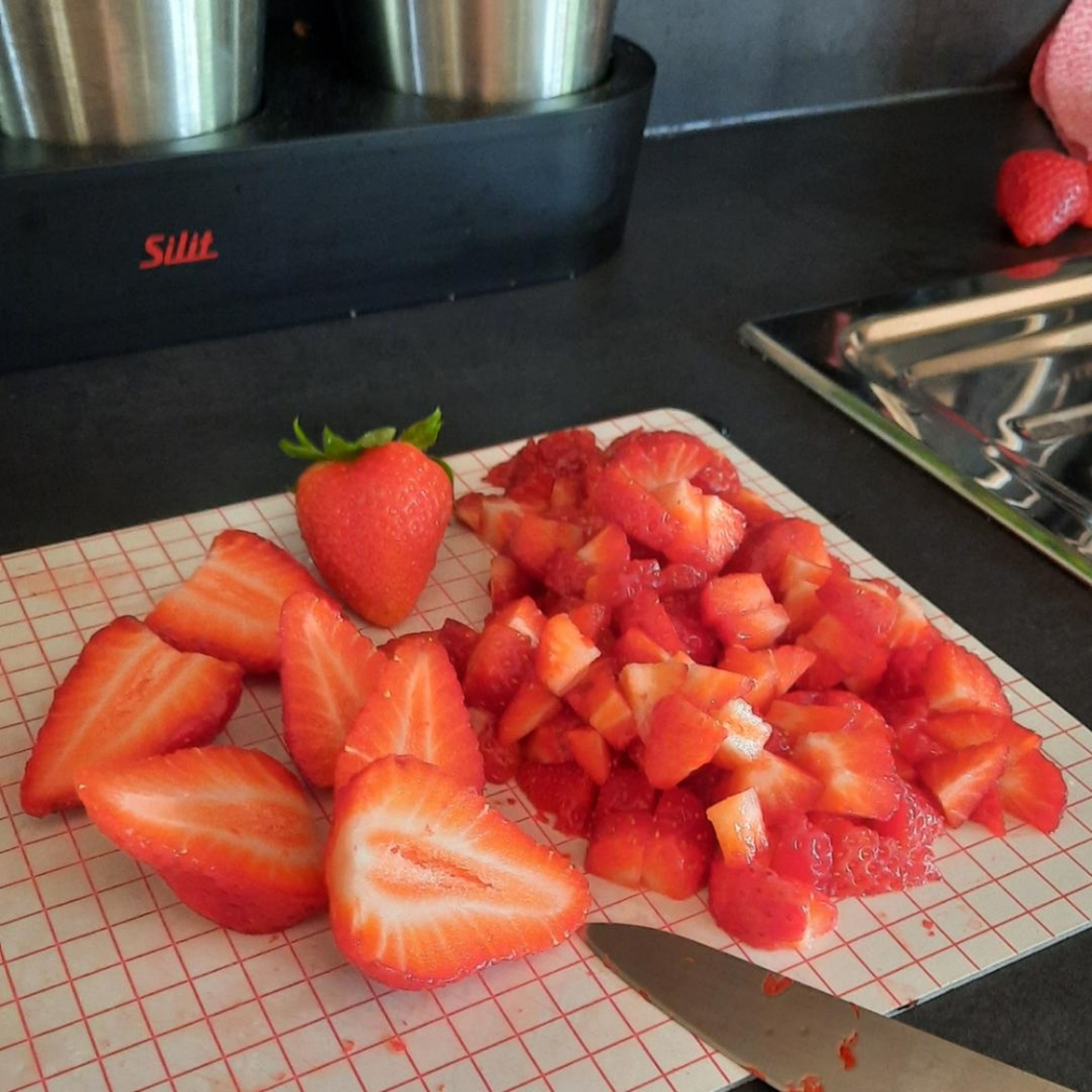 Die Erdbeeren waschen, vom Grün befreien und in kleine Würfel schneiden.