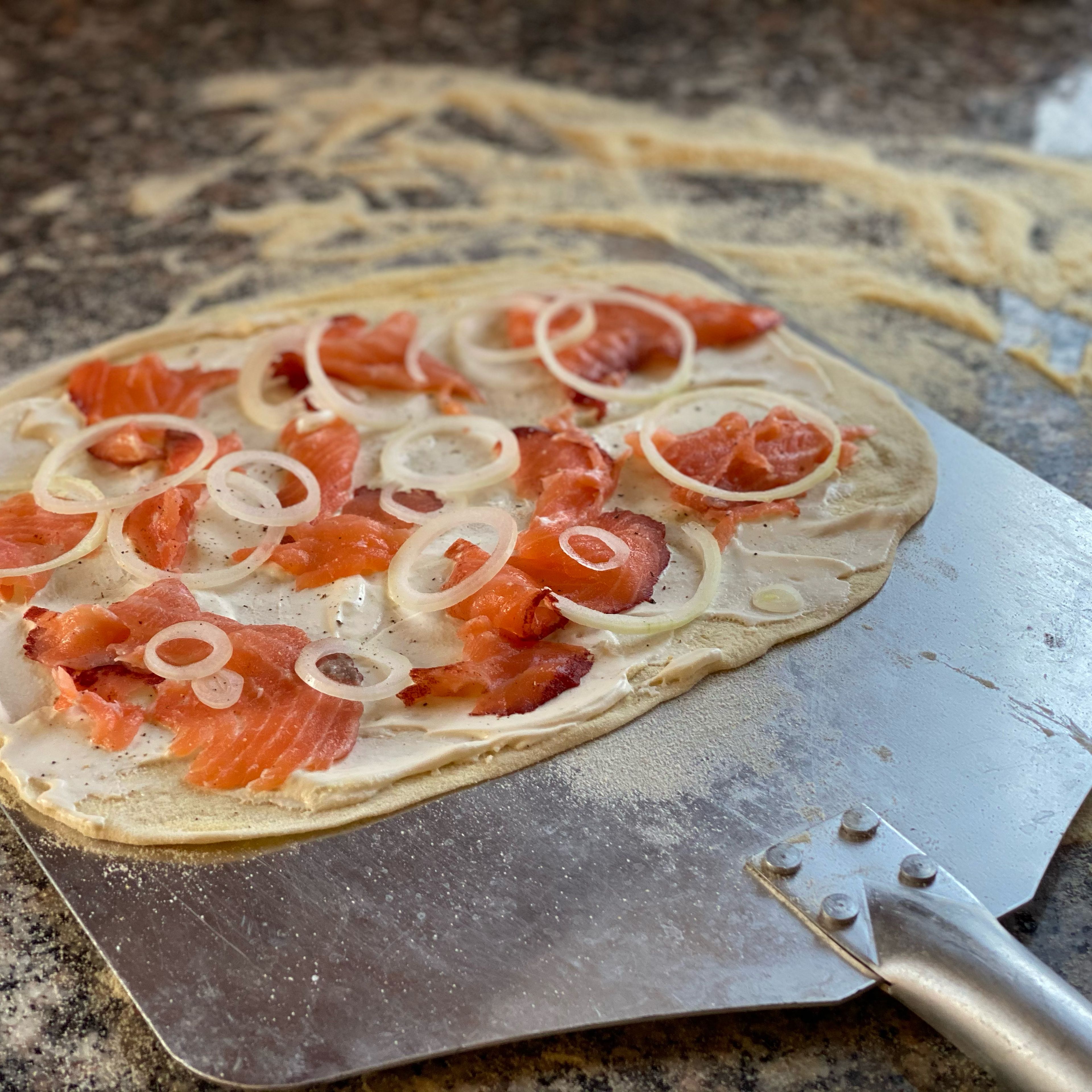 Flammkuchen auf den vorgeheizten Pizzastein (evtl mit Pizzaheber), oder das Backblech mit Backpapier in Ofen schieben