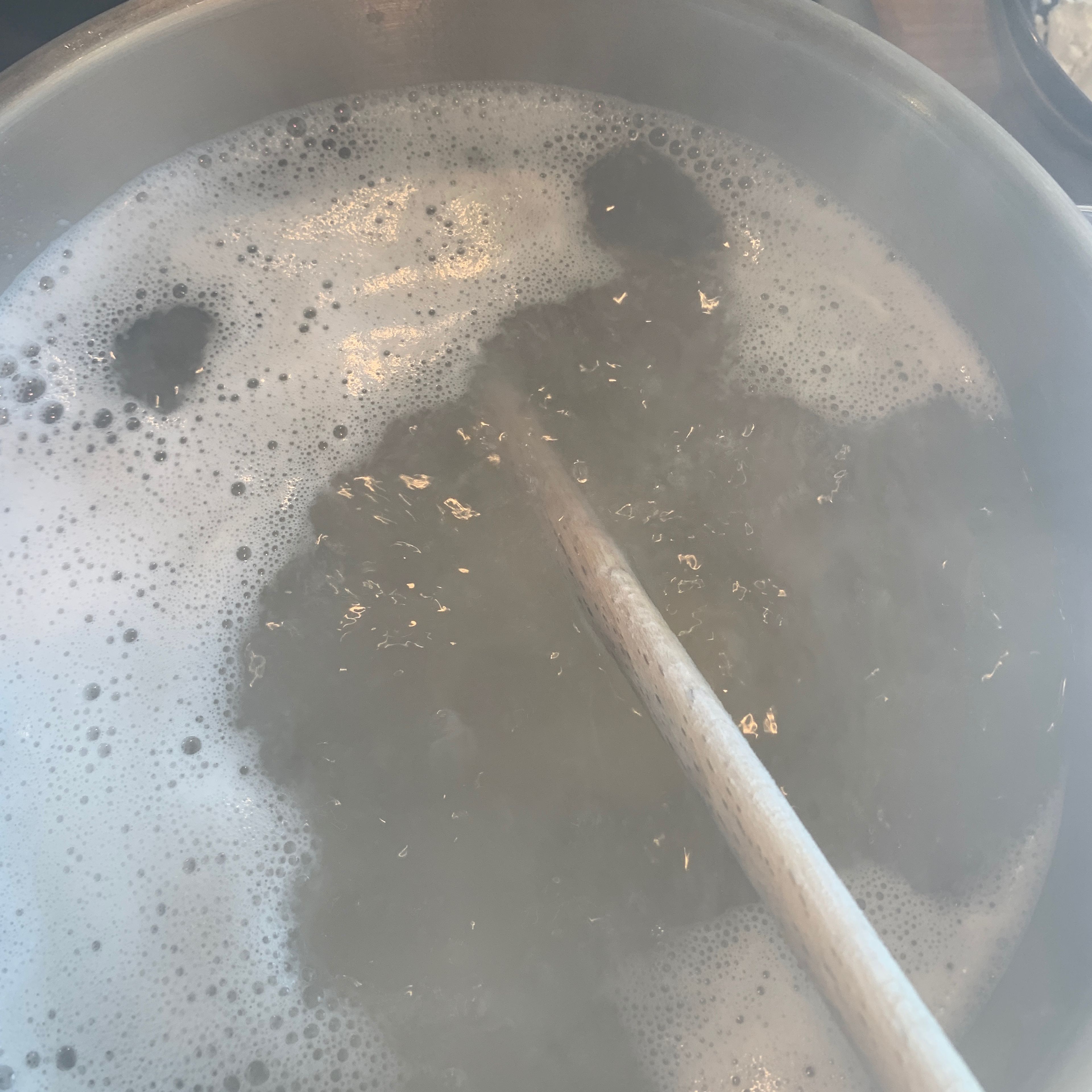 Direkt Wasser in einem Topf erhitzen, da die Paccheri länger kochen müssen als andere Nudeln