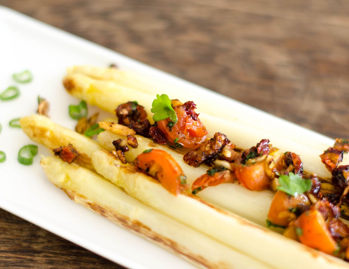 White asparagus with tomato, vanilla, and almond | Recipe | Kitchen Stories