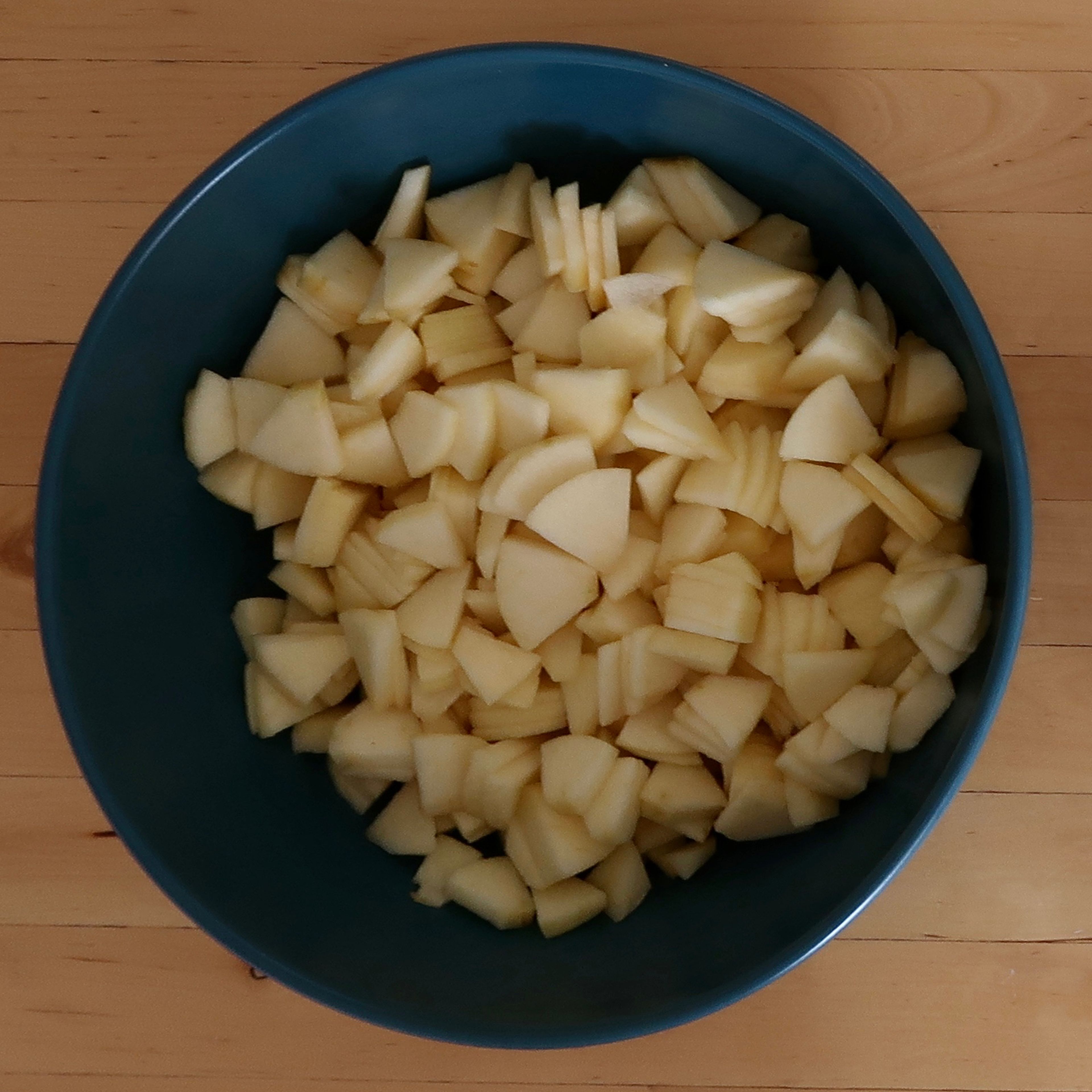 Apfel schälen und in dünne Scheiben schneiden.