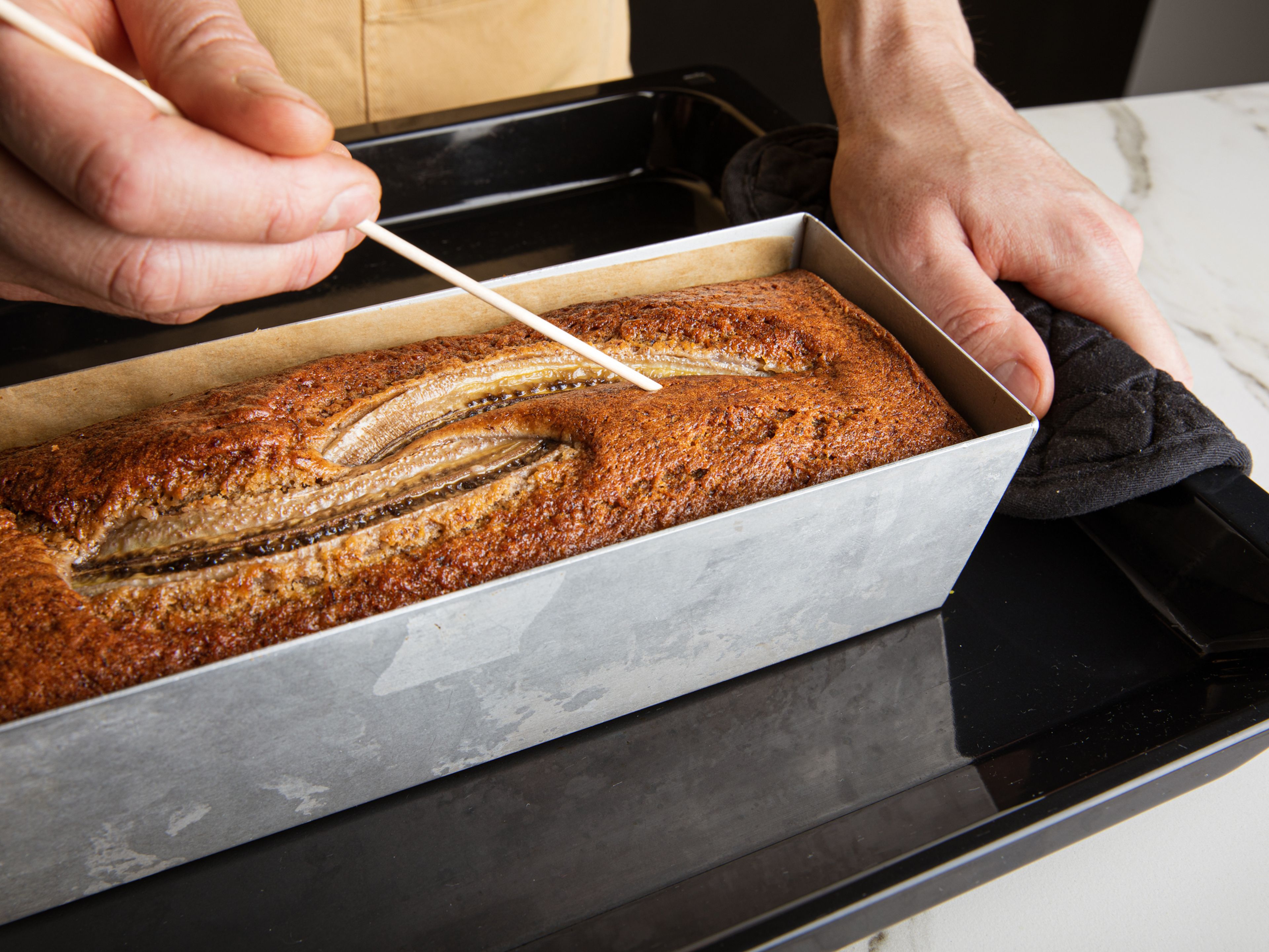 Bake the banana bread for approx. 60–80 min. To check whether it is ready, insert a toothpick or
wooden skewer into the center of the cake. If it comes out clean, the banana bread is ready. Leave
to rest for at least 15 min. before serving.