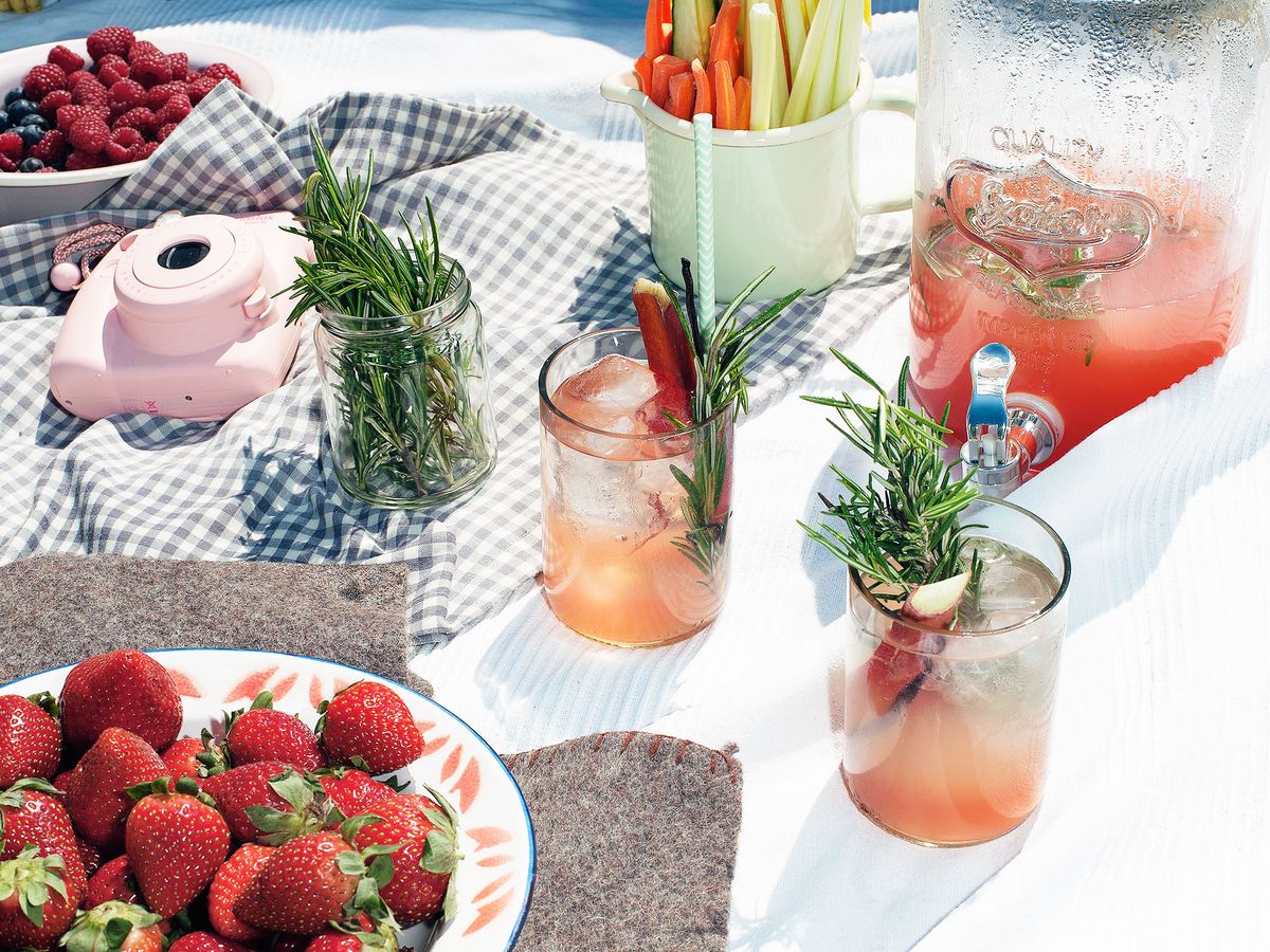 Rhubarb-vanilla cocktail | Recipe | Kitchen Stories