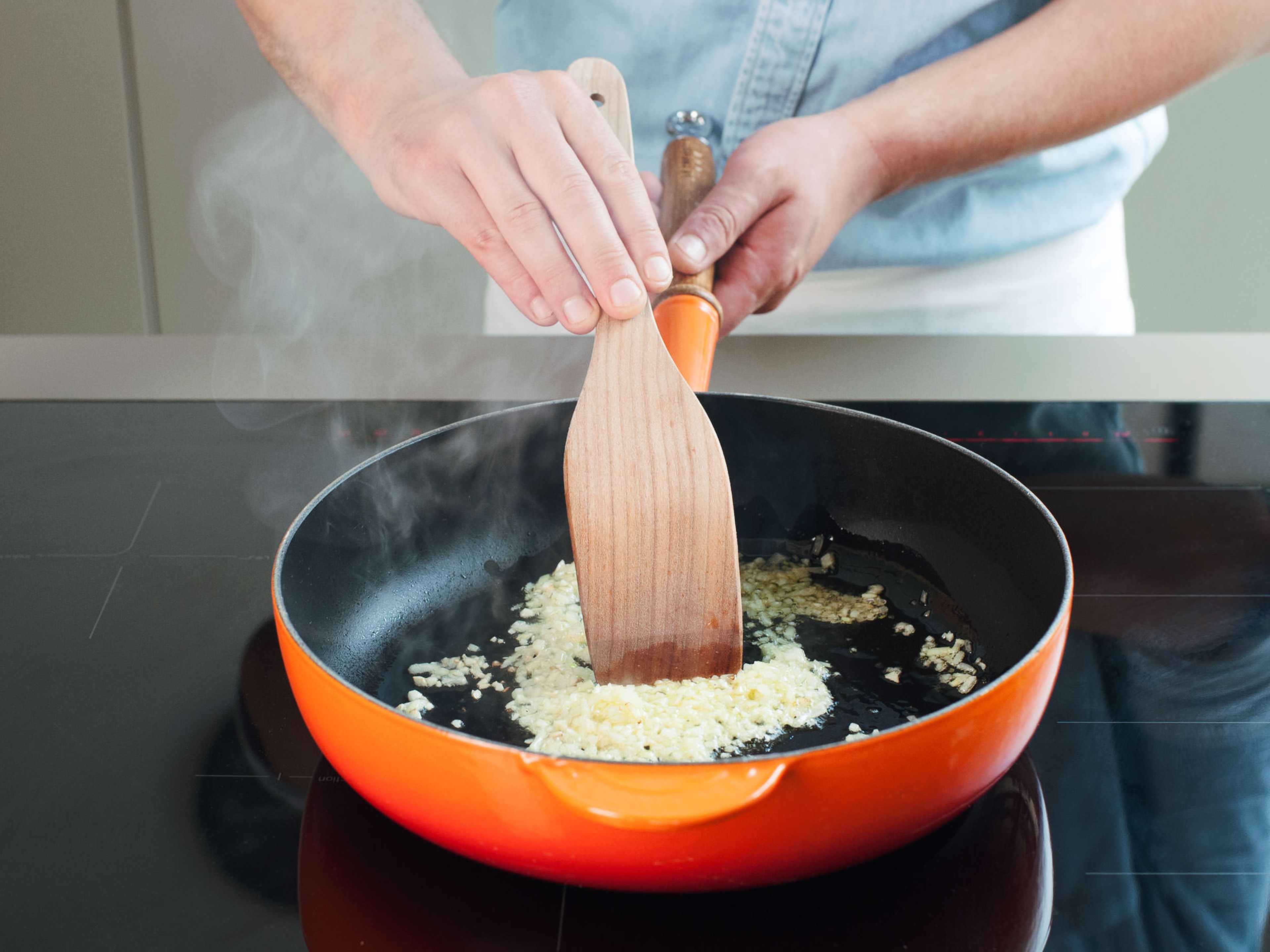 Heat up olive oil in a large frying pan over medium heat. Add chopped onion and garlic, and sauté for approx. 3 – 5 min. until onions are translucent and garlic begins to turn golden brown. Be careful not to burn the garlic!