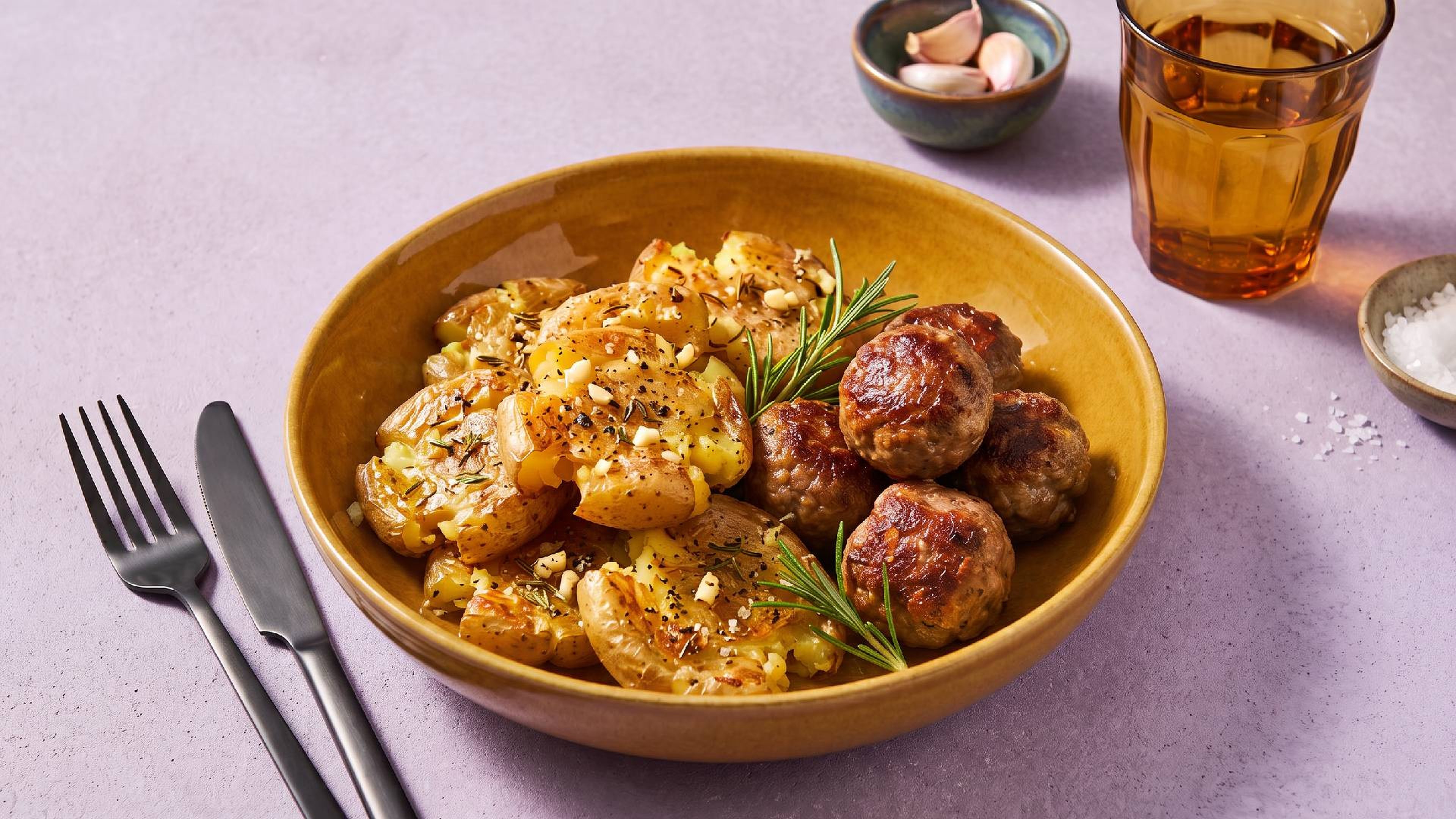 Knuspriges vom Blech: Smashed Potatoes mit Bouletten