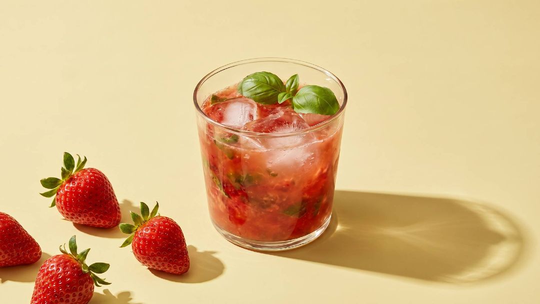 Fruchtiges Sommer-Update: So mixt du einen erfrischenden Erdbeer Gin Smash