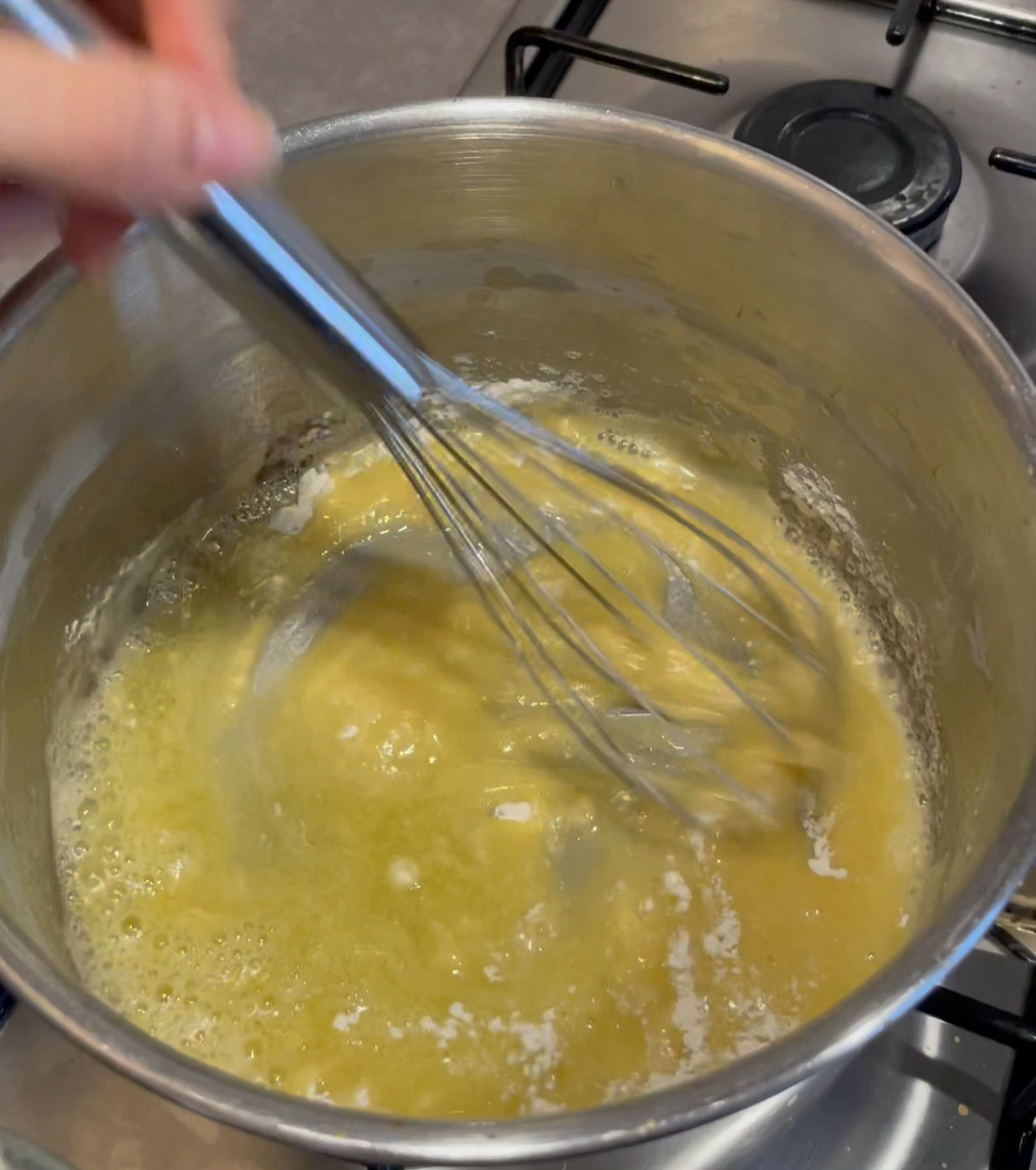 Ein paar Minuten, bevor die Nudeln fertig sind kann mit der Bechamelsauce begonnen werden. Dafür erst die Butter in einem Topf schmelzen lassen. Direkt danach das Mehl hinzugehen und mit einem Schneebesen verrühren, sodass eine Mehlschwitze entsteht.