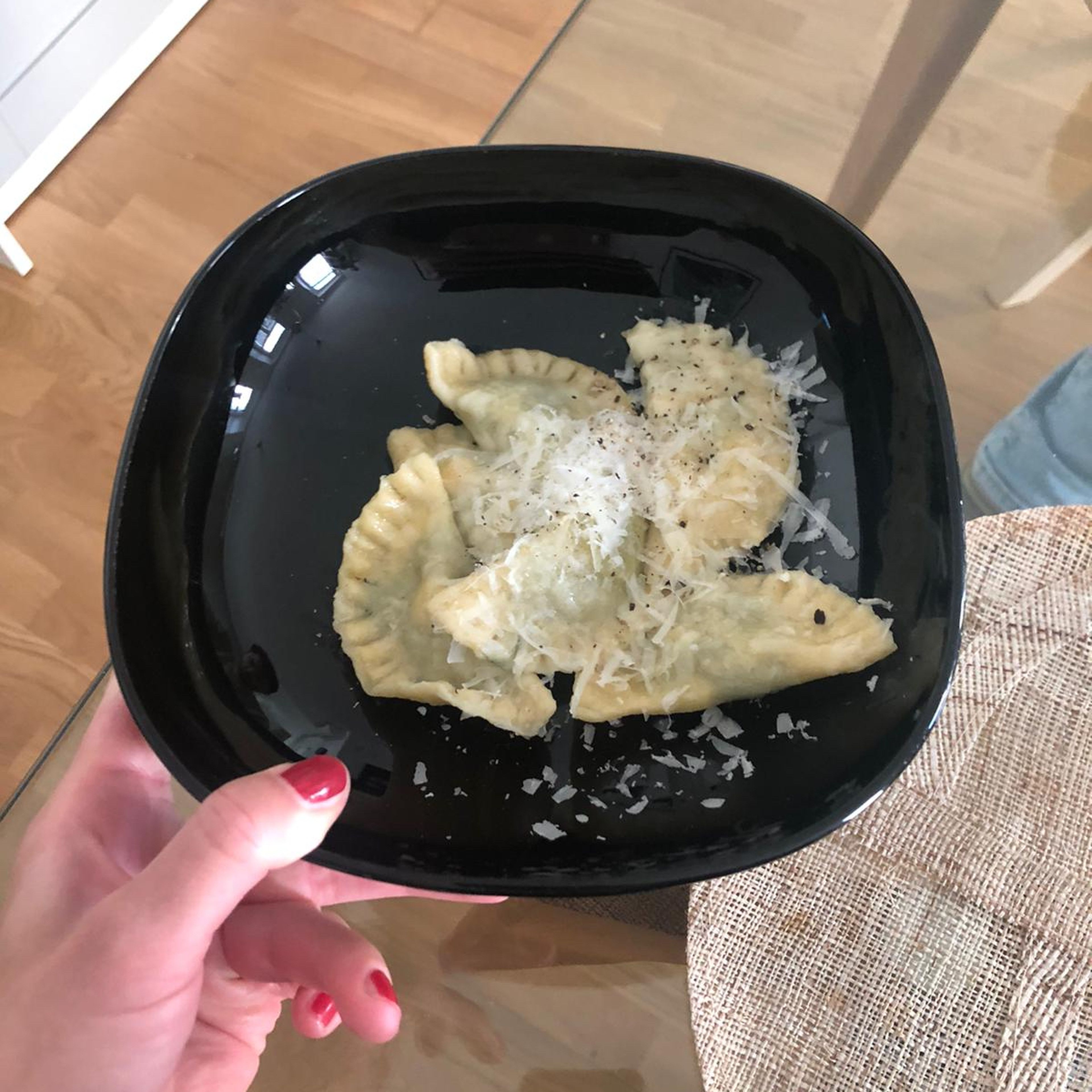 Jetzt die Pasta in Salzwasser etwa 3 Minuten kochen. Und anschließend in brauner Butter schwenken. Zum Schluss mit frisch geriebenen Parmesan verfeinern. Gutes Gelingen!