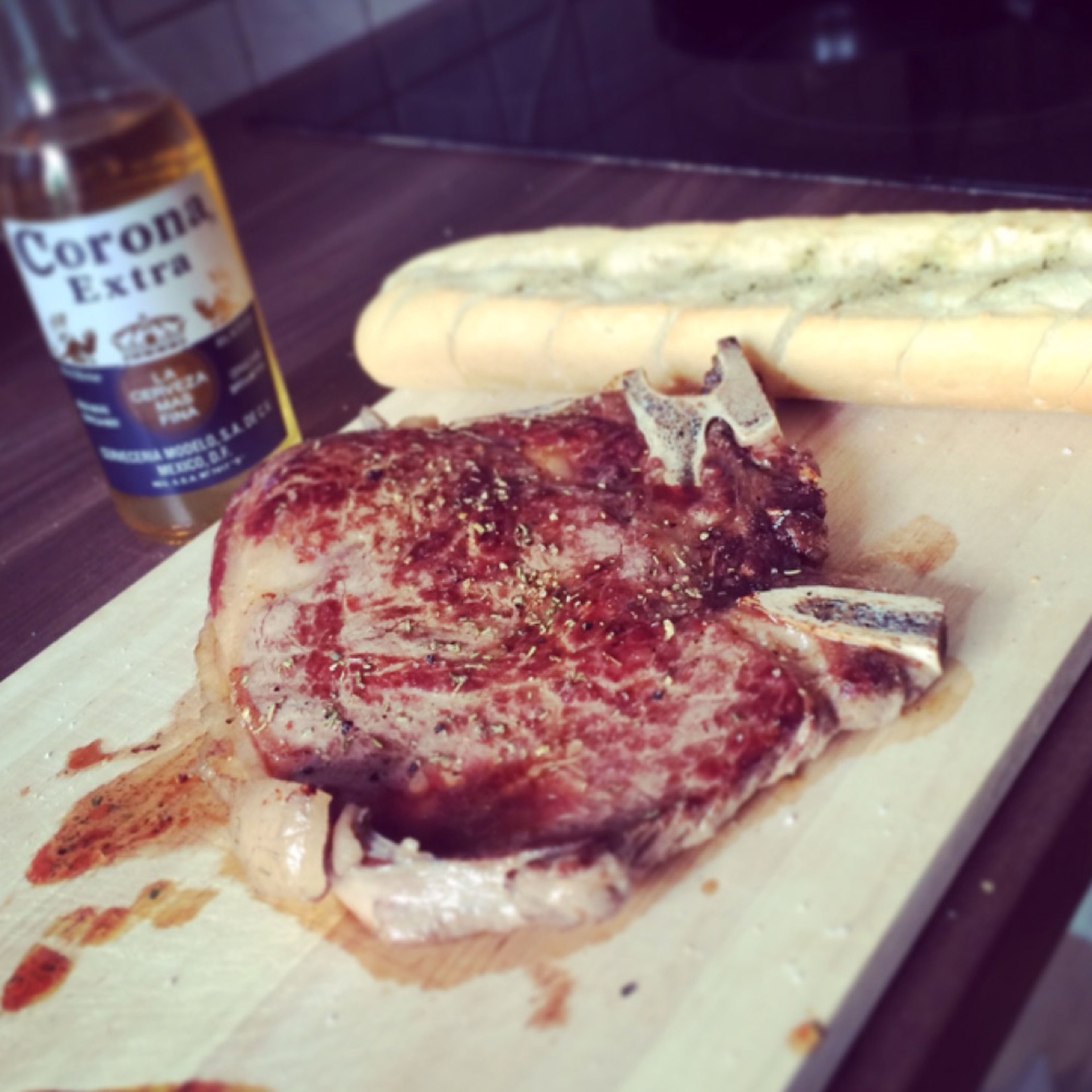 T-Bone Steak mit Knoblauchbaguette