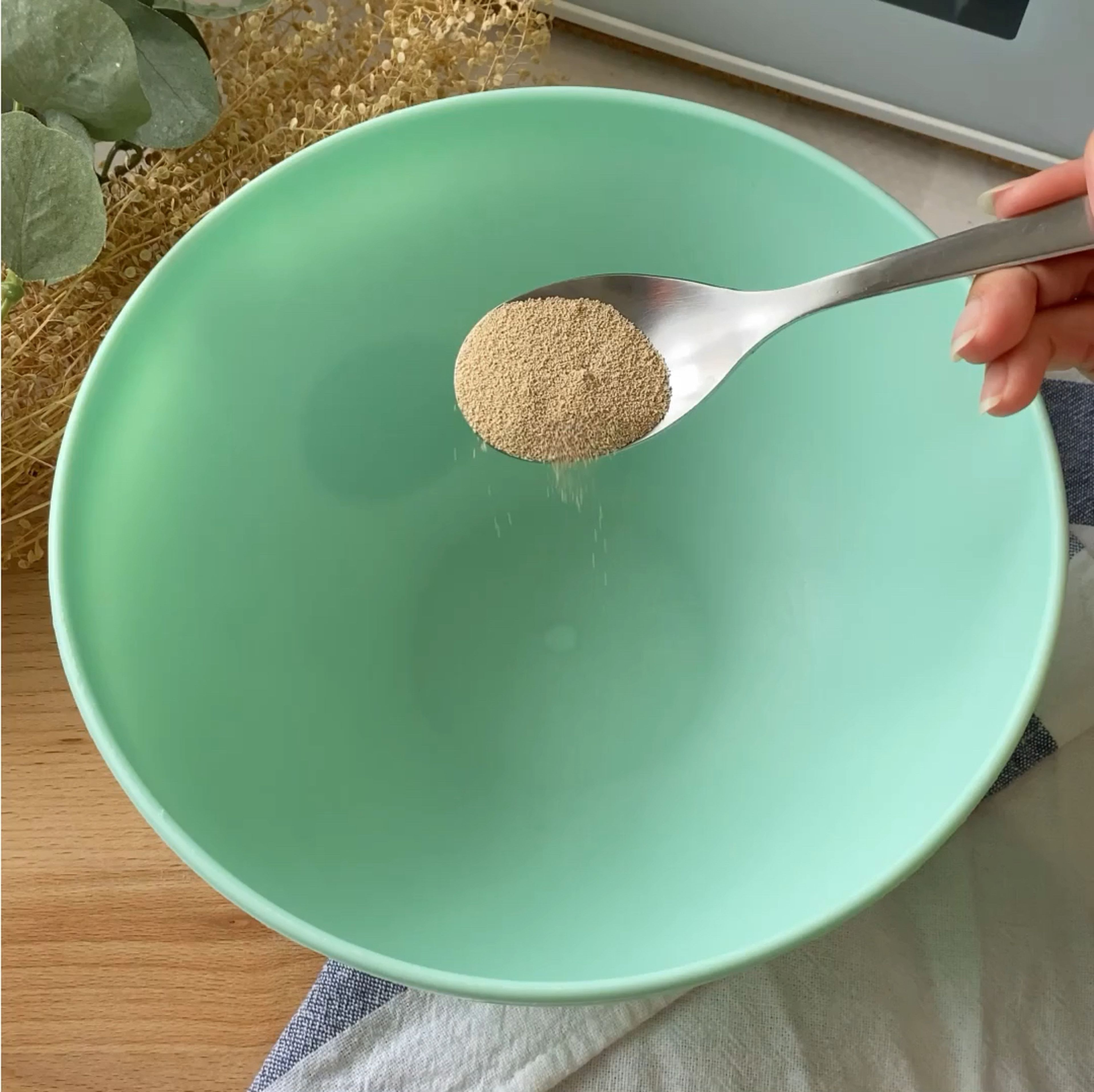 In a bowl mix yeast, 1/2 tbsp of sugar from 40 gr, warm water and mix until combine.