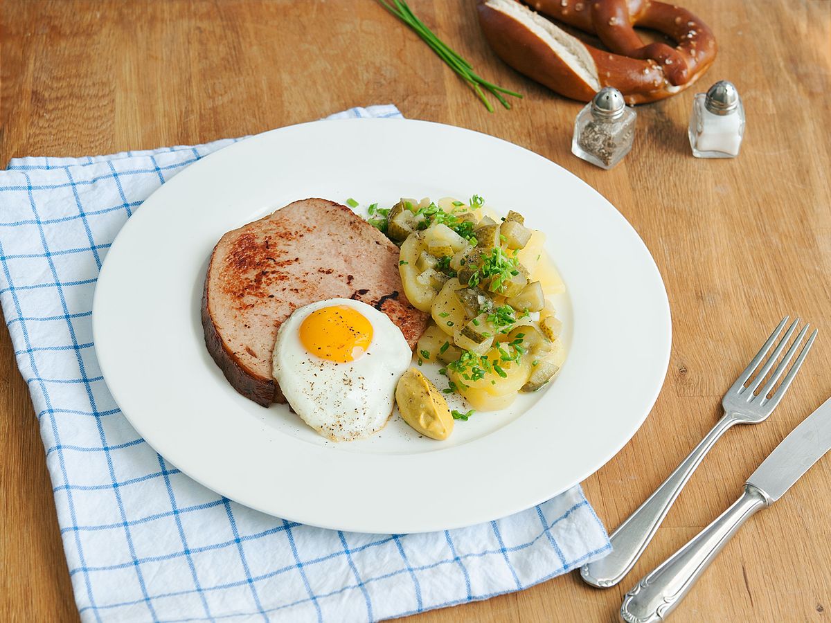 Bavarian meatloaf with potato salad | Recipe | Kitchen Stories