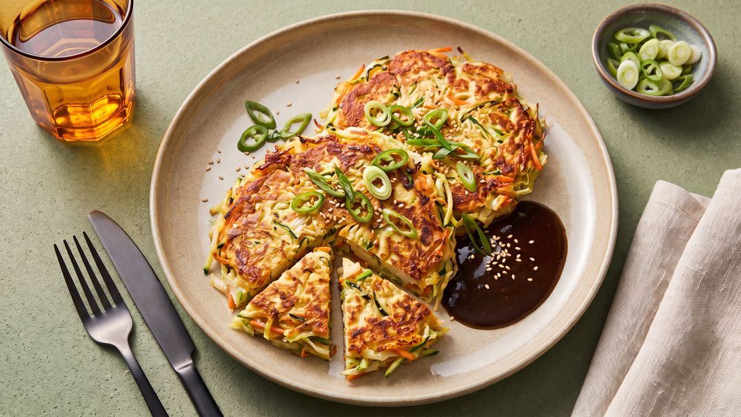 Knusprige Tofu-Gemüse-Pfannkuchen aus der Pfanne
