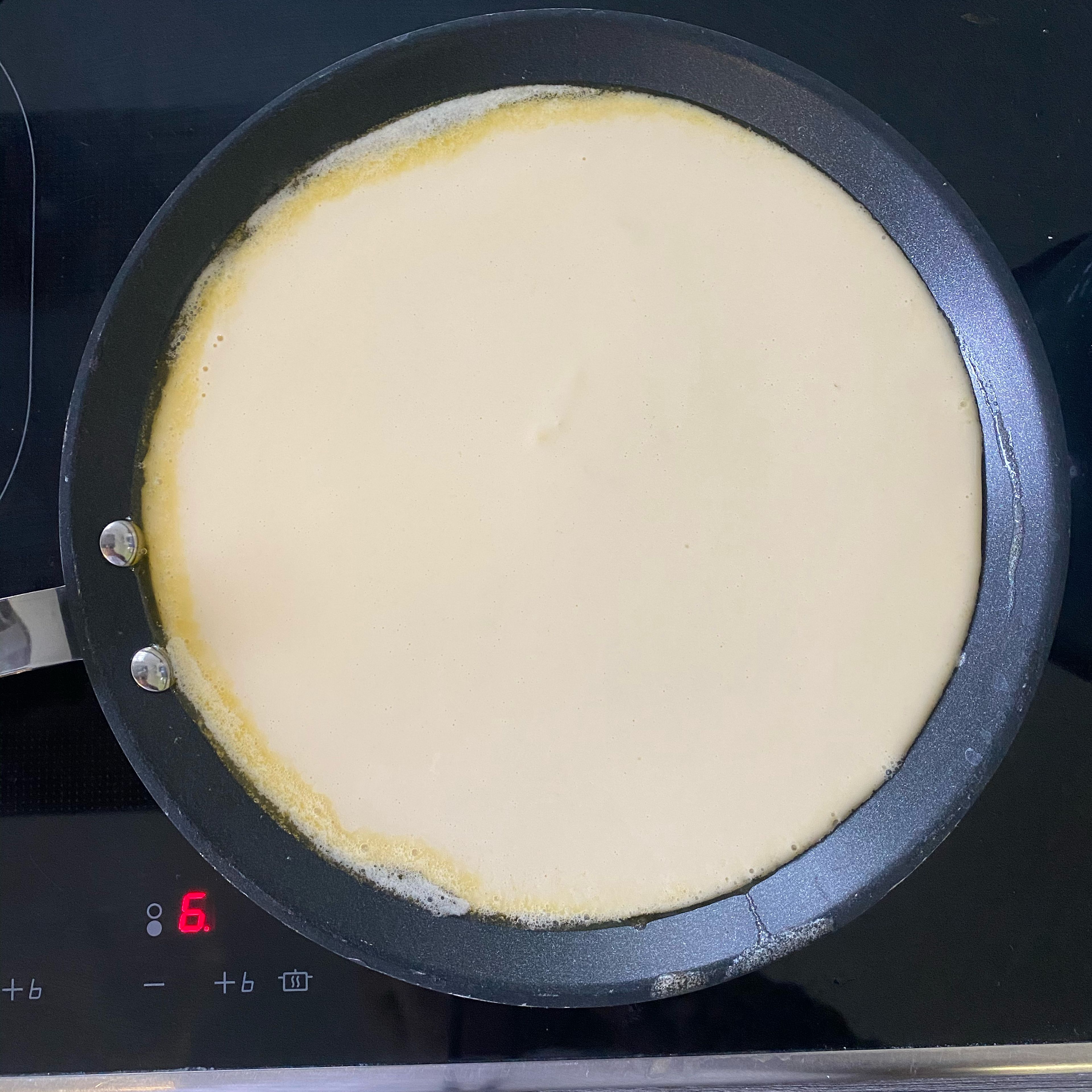 Nach der halben Stunden, die Pfannkuchen mit etwas Butter bei nicht allzu hoher Hitze in einer beschichteten Pfanne von beiden Seiten ausbacken.