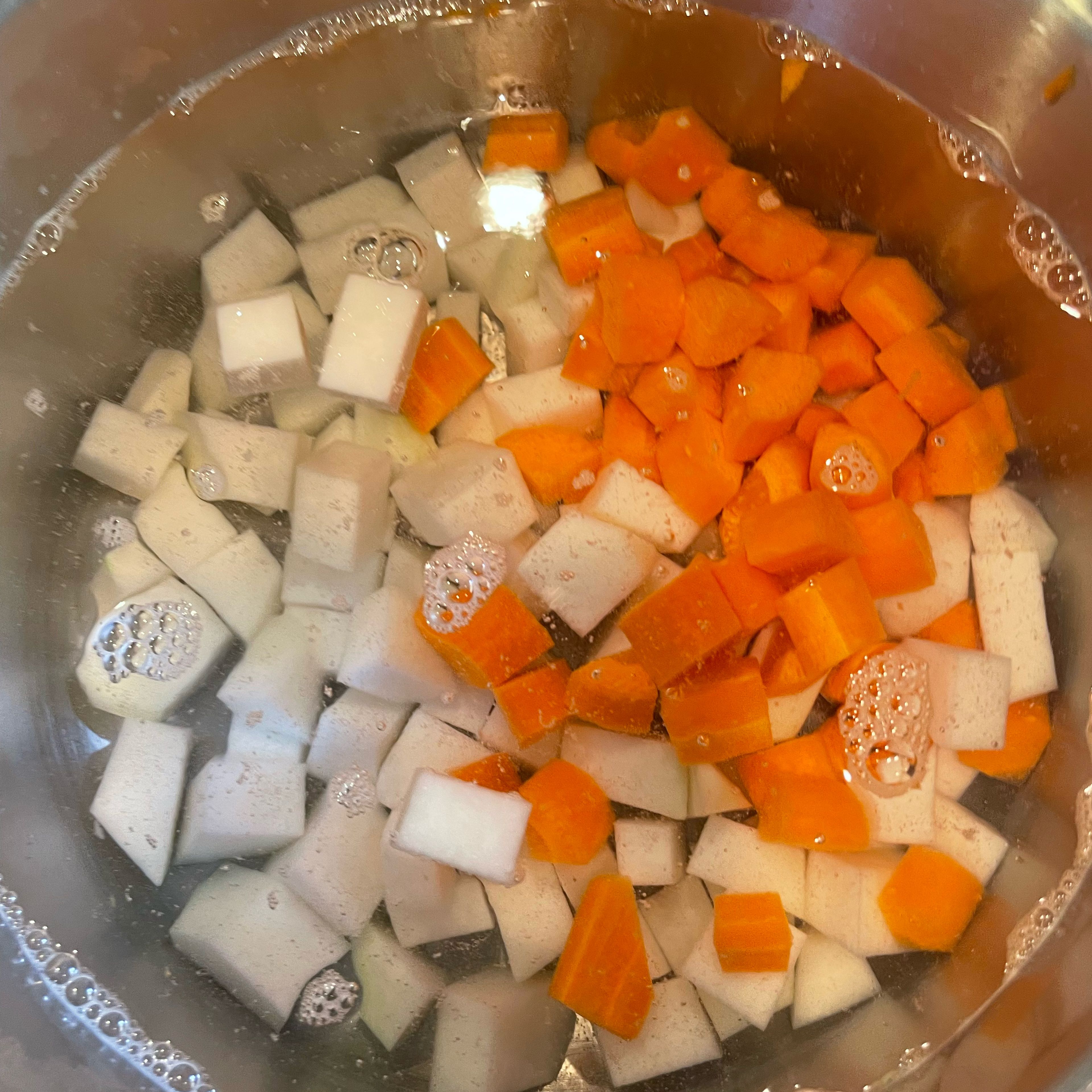 Kohlrabi und Karotten schälen und in Würfel schneiden. In einen Topf mit gesalzenem Wasser geben und kochen bis sie weich sind. Dabei ein wenig Kochwasser auffangen (ca. 20 ml bei 2 Personen)