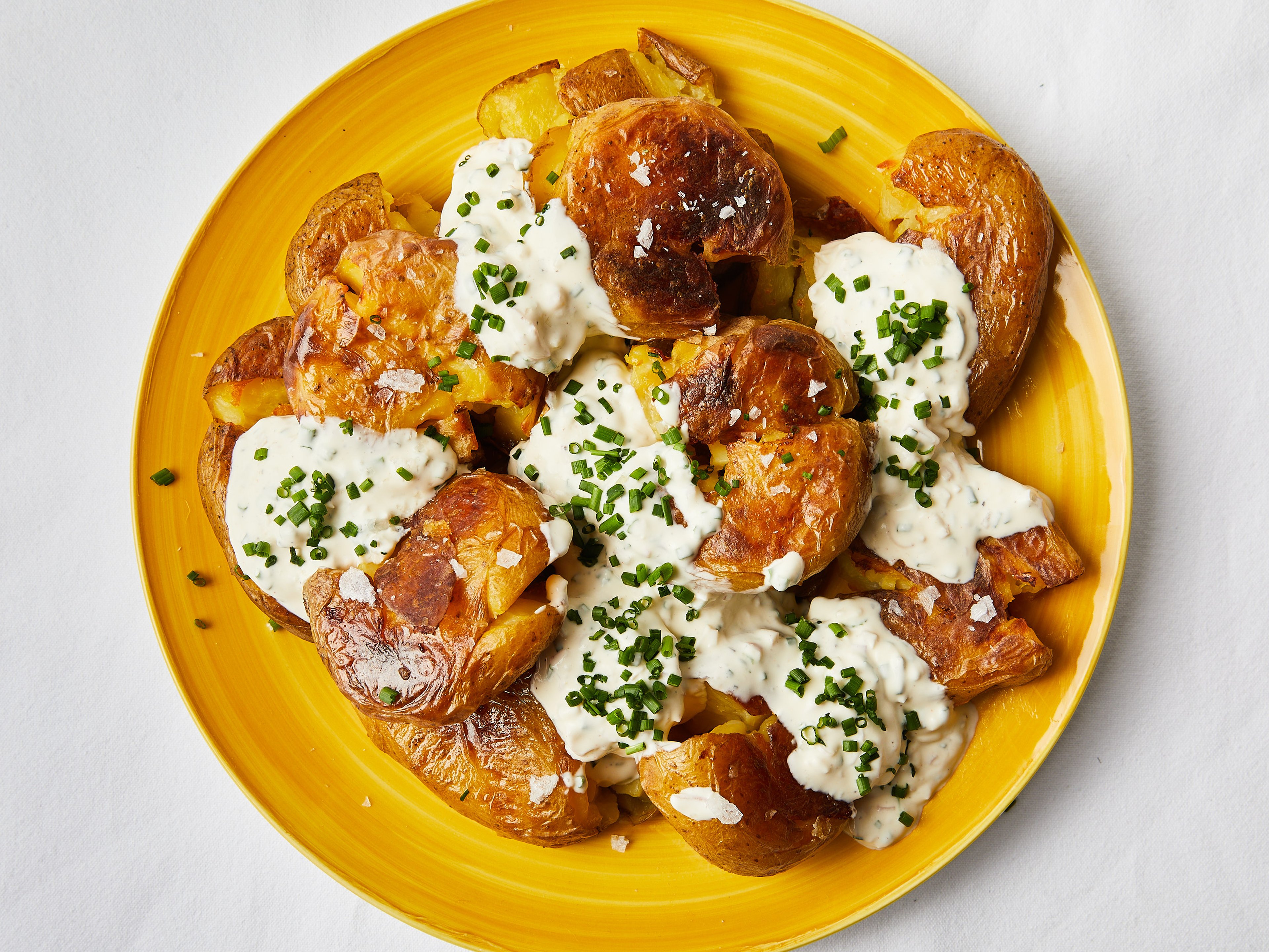 5-Zutaten Smashed Potatoes mit Sour Cream