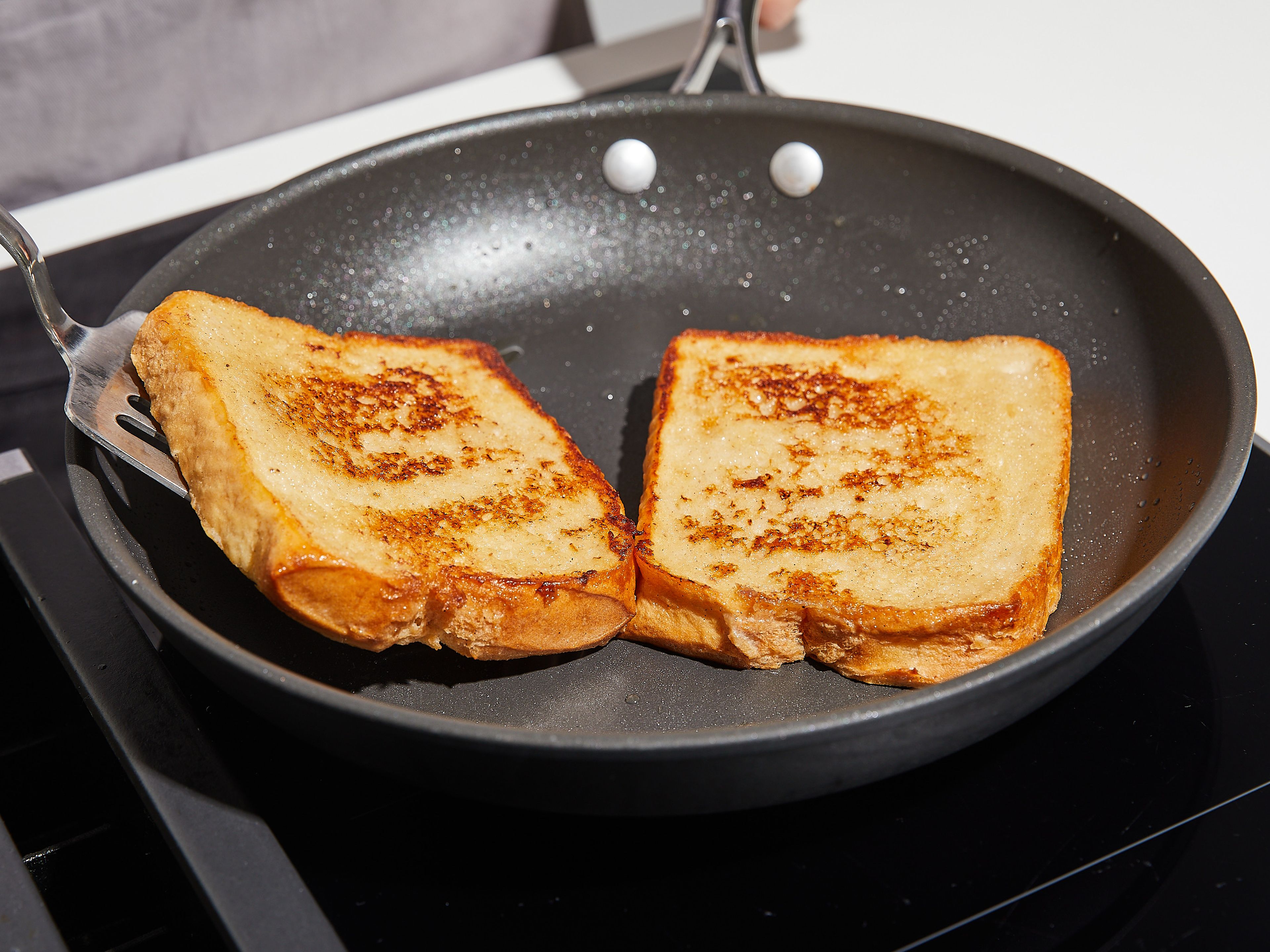 Melt some margarine in a frying pan over medium heat. Fry bread slices for approx. 3–5 min. on each side until golden brown. If necessary, re-grease the pan with more margarine. Serve French toast with caramelized bananas and enjoy immediately.