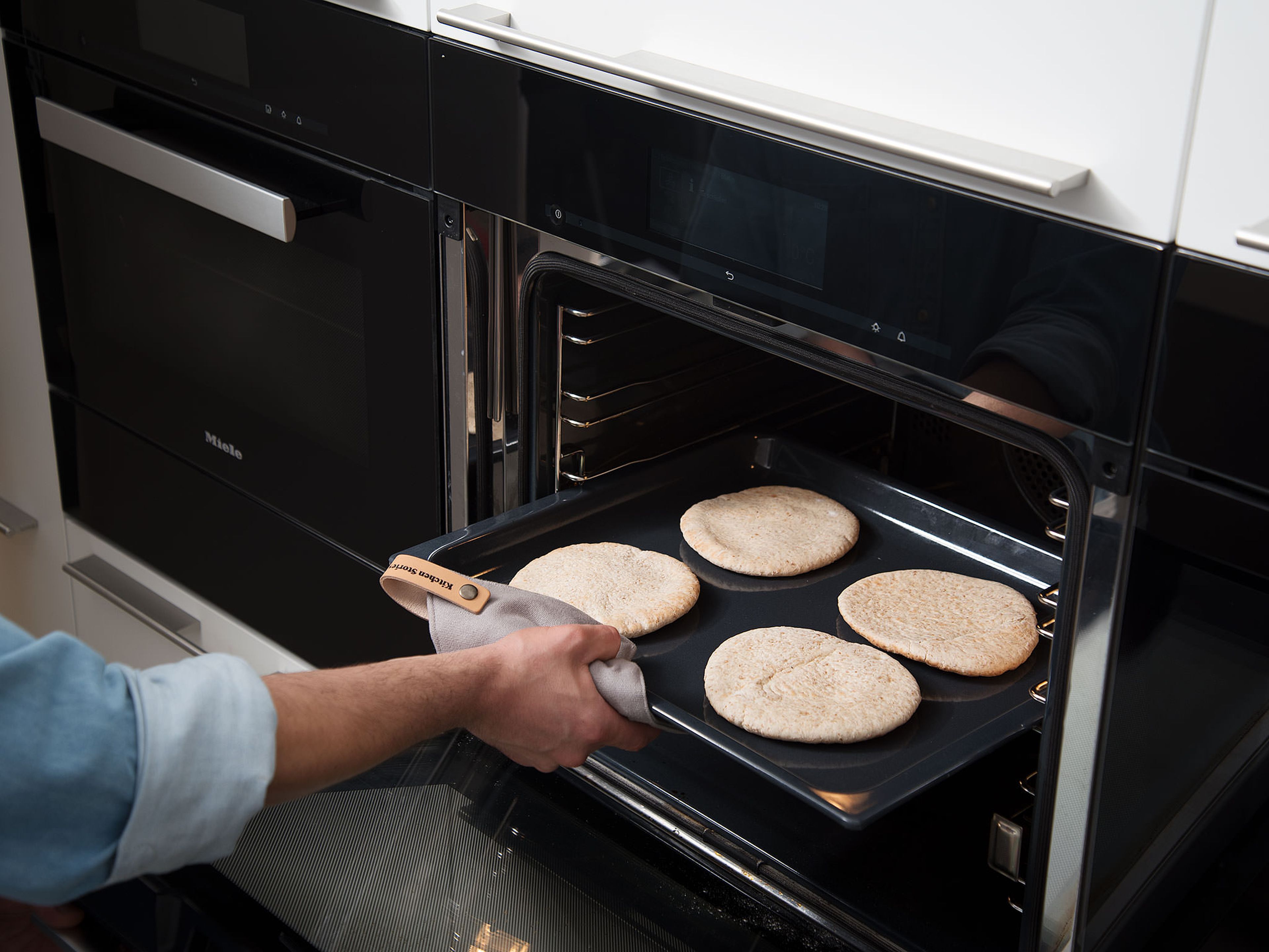 Pitabrote in den Ofen geben und für ca. 2 Min. bei 180°C backen. Lammfilet in dünne Scheiben schneiden.