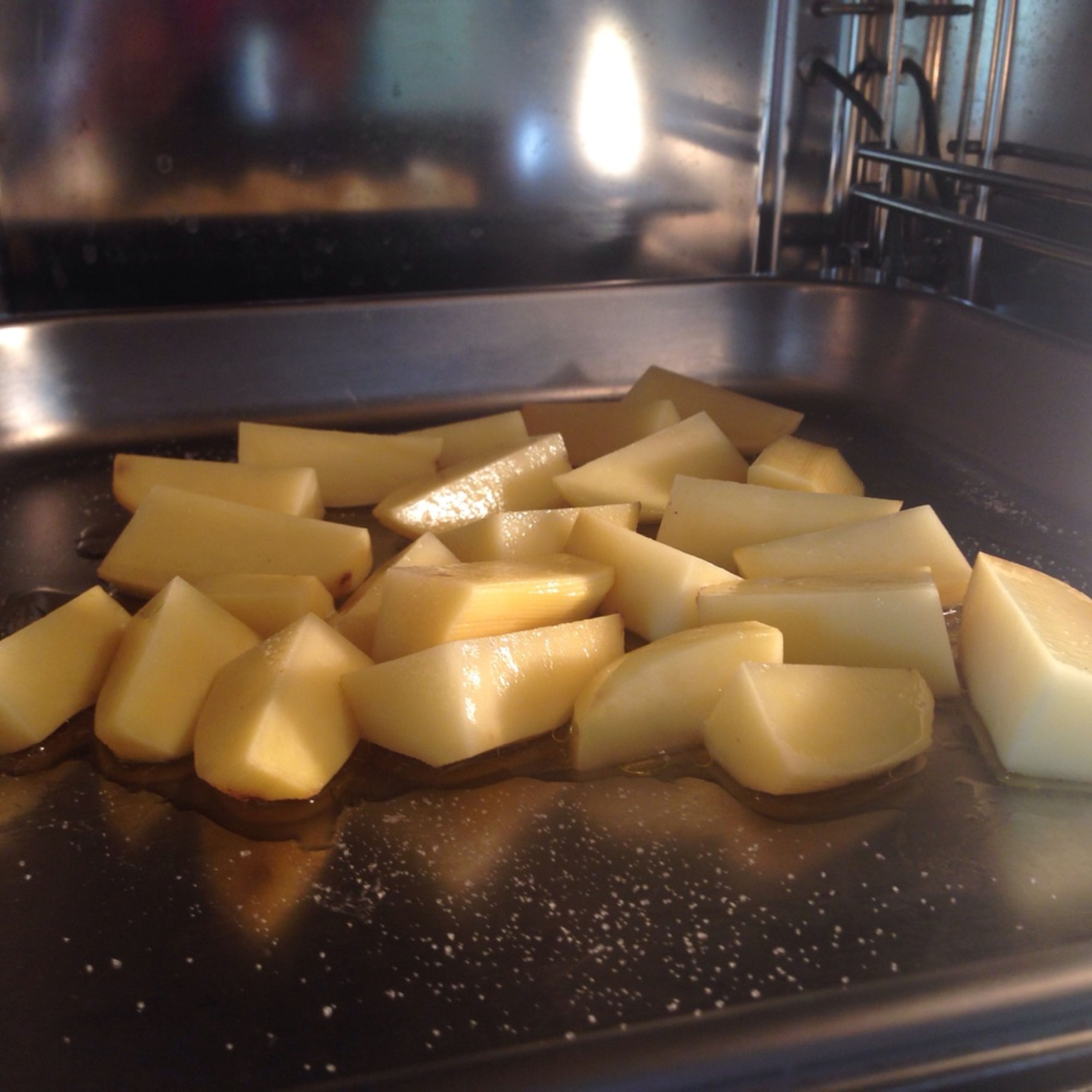 Die Kartoffeln auf ein Backblech geben und mit dem Olivenöl und dem Bier übergießen und salzen. Dann im Backofen bei 150°C für ca. 20 Min. backen, bis sie goldbraun sind.