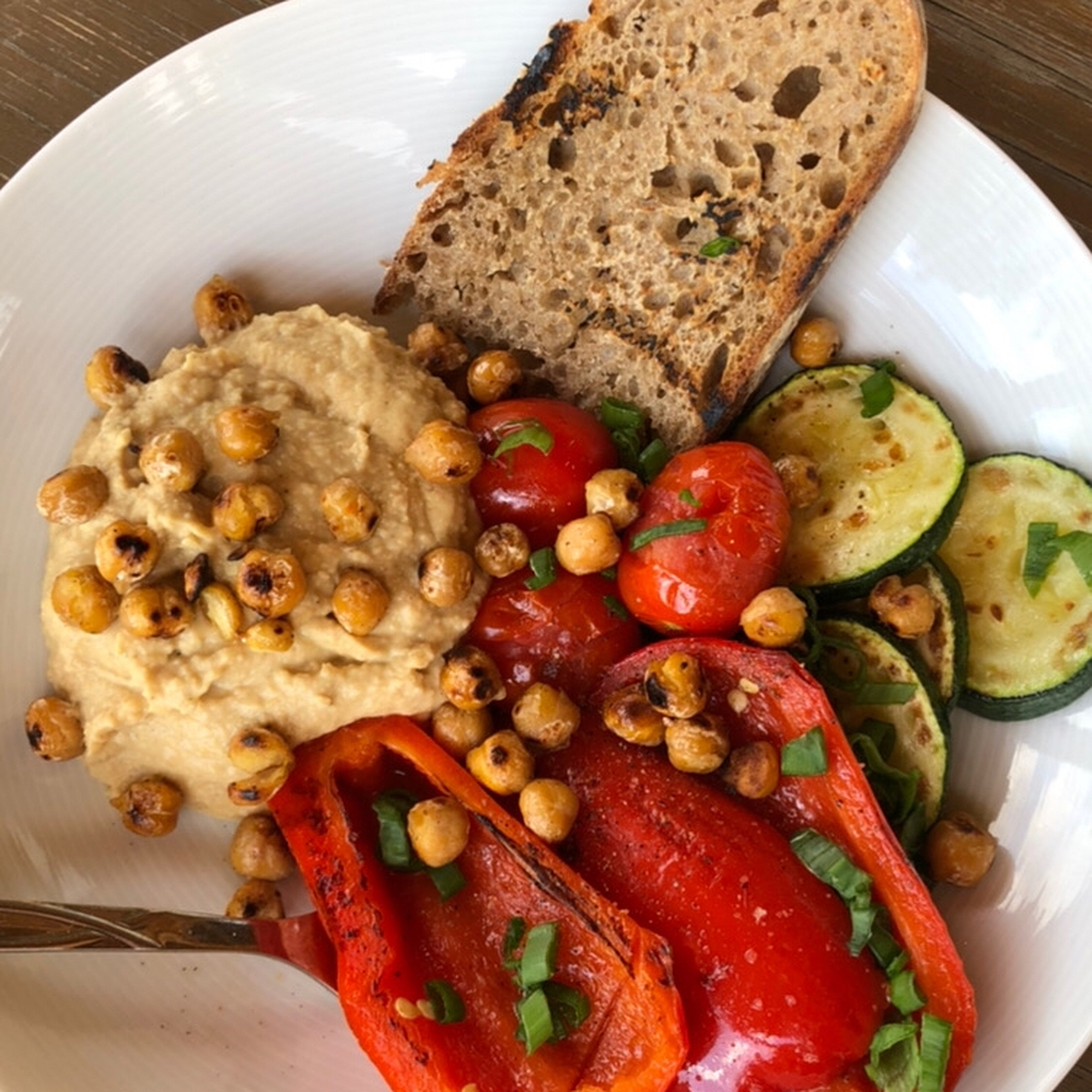 Hummus with roastet veggies