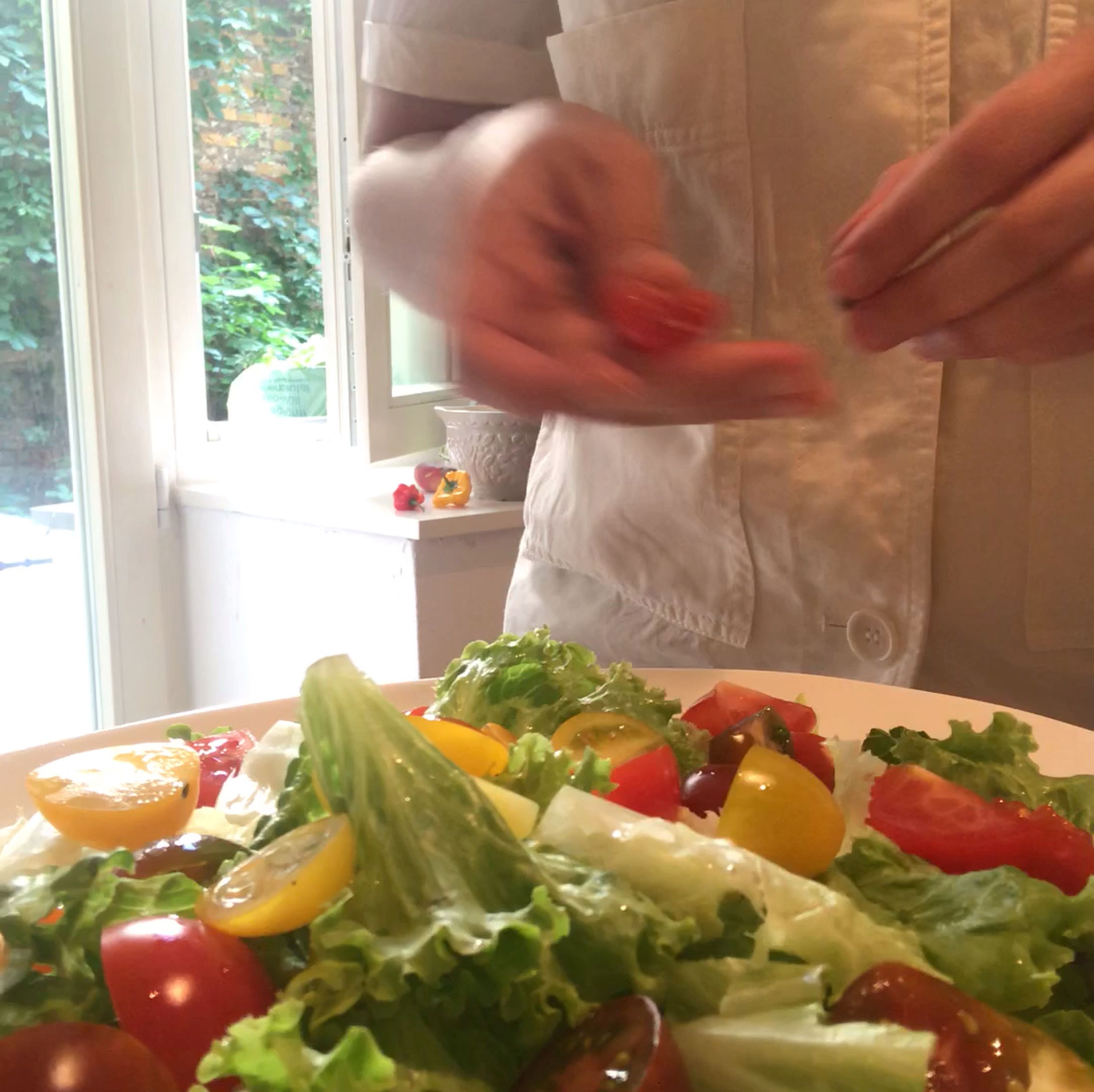 Wash lettuce and tomatoes. Tear lettuce and cut tomatoes into bite-sized pieces, and transfer to a platter. Roughly chop basil and add to salad.
