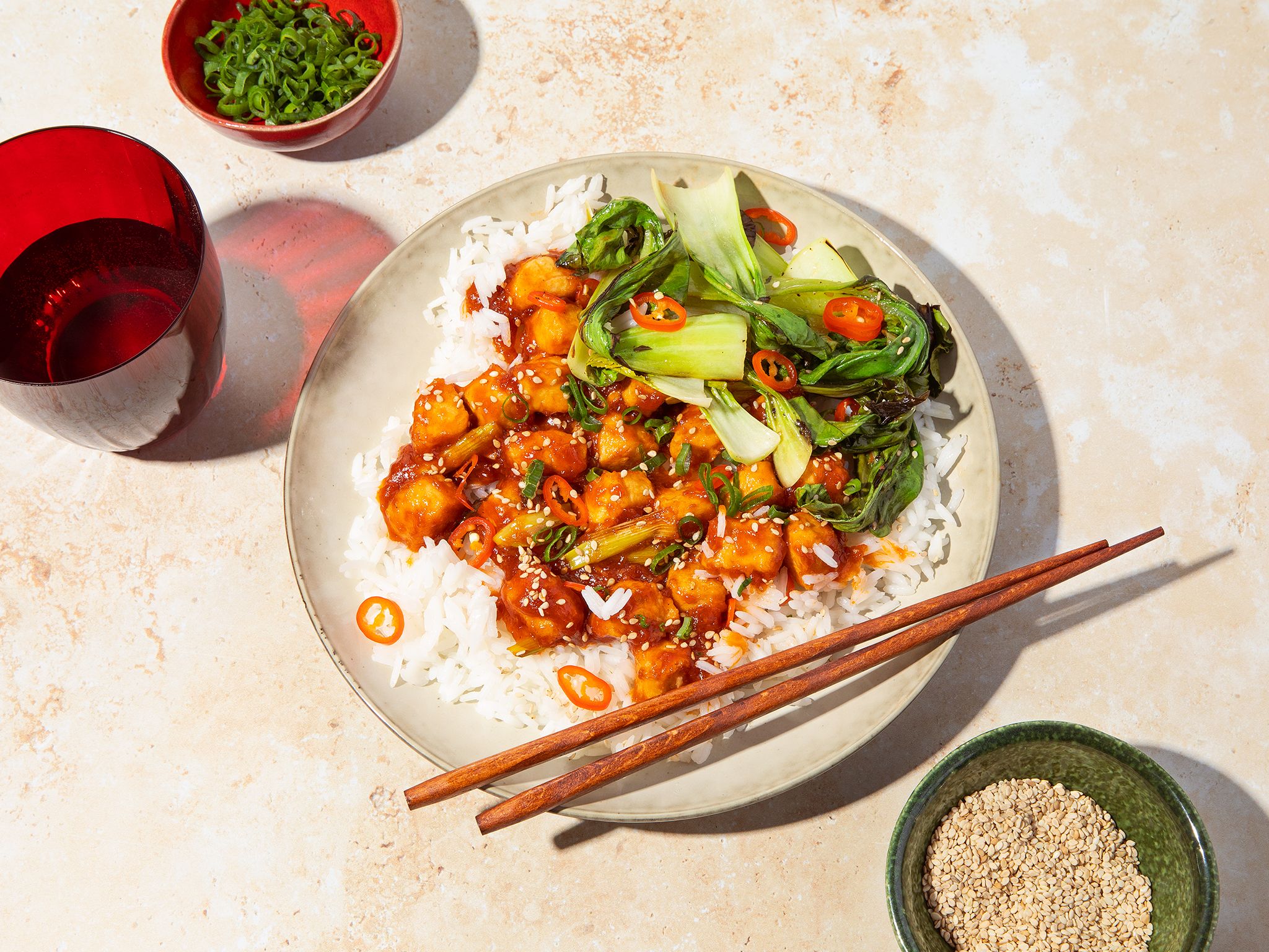 Vegetarisches Geschnetzeltes mit Soja-Sesam-Soße auf Klebreis | Rezept ...