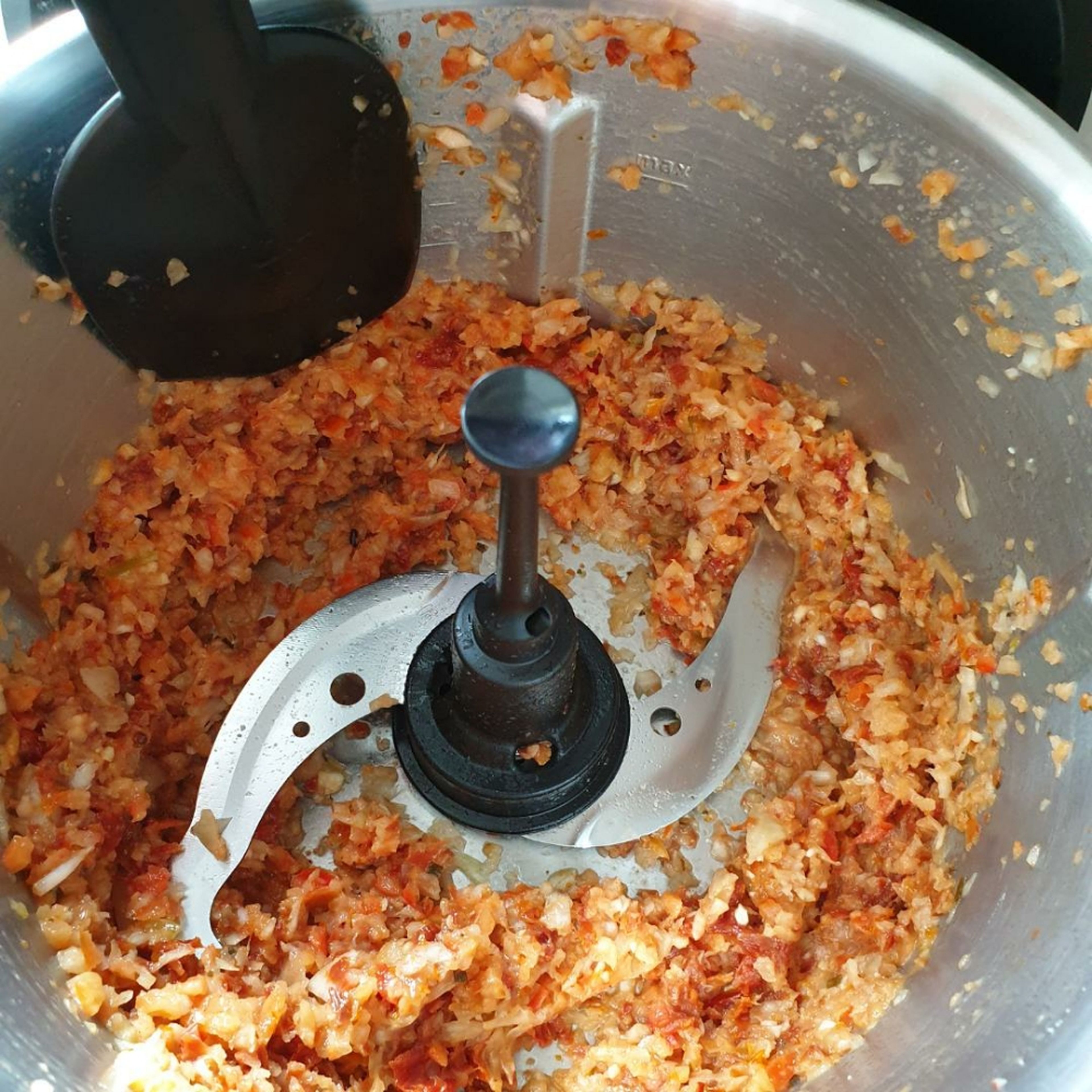 In den Topf die Zwiebel, die Knoblauchzehen, eine grob geschnittene Paprika und 10 getrocknete Tomaten geben. Den Deckel mit Messbecher schließen und alles zerkleinern (Universalmesser | Stufe 16 | 20 Sekunden).  Das Universalmesser herausnehmen und den 3D-Rührer einsetzen. Das Olivenöl dazu geben und alles bei geschlossenem Deckel, ohne Messbecher anbraten (3D-Rührer | Stufe 3 | 140°C | 5 Minuten).