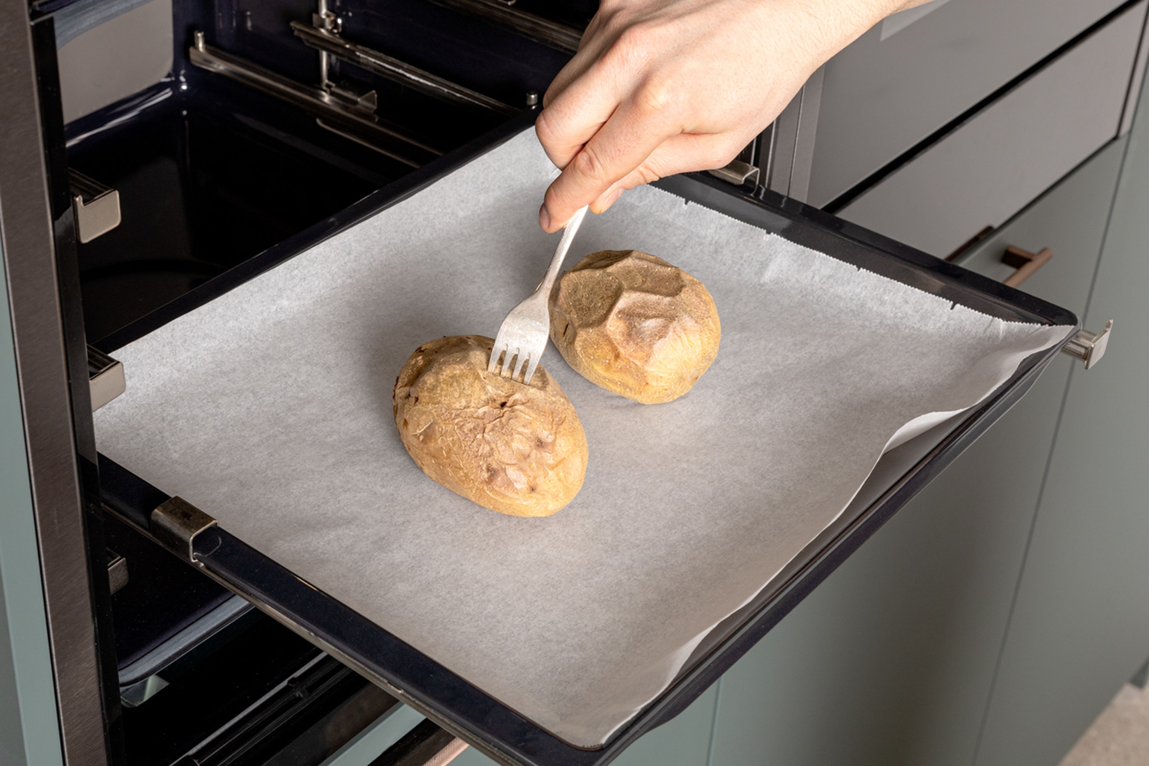 Den Backofen auf 165°C Ober-/Unterhitze vorheizen. Kartoffeln auf ein mit Backpapier ausgelegtes Backblech legen und ca. 90 Min. backen, bis sie innen weich sind. Die Backzeit variiert je nach Größe der Kartoffeln zwischen 50 Min. und 1 ½ Std. Die Backkartoffeln sind fertig, wenn man sie mühelos mit einer Gabel einstechen kann. Wenn die Kartoffeln in der Mitte noch hart sind, backe sie etwas länger.
