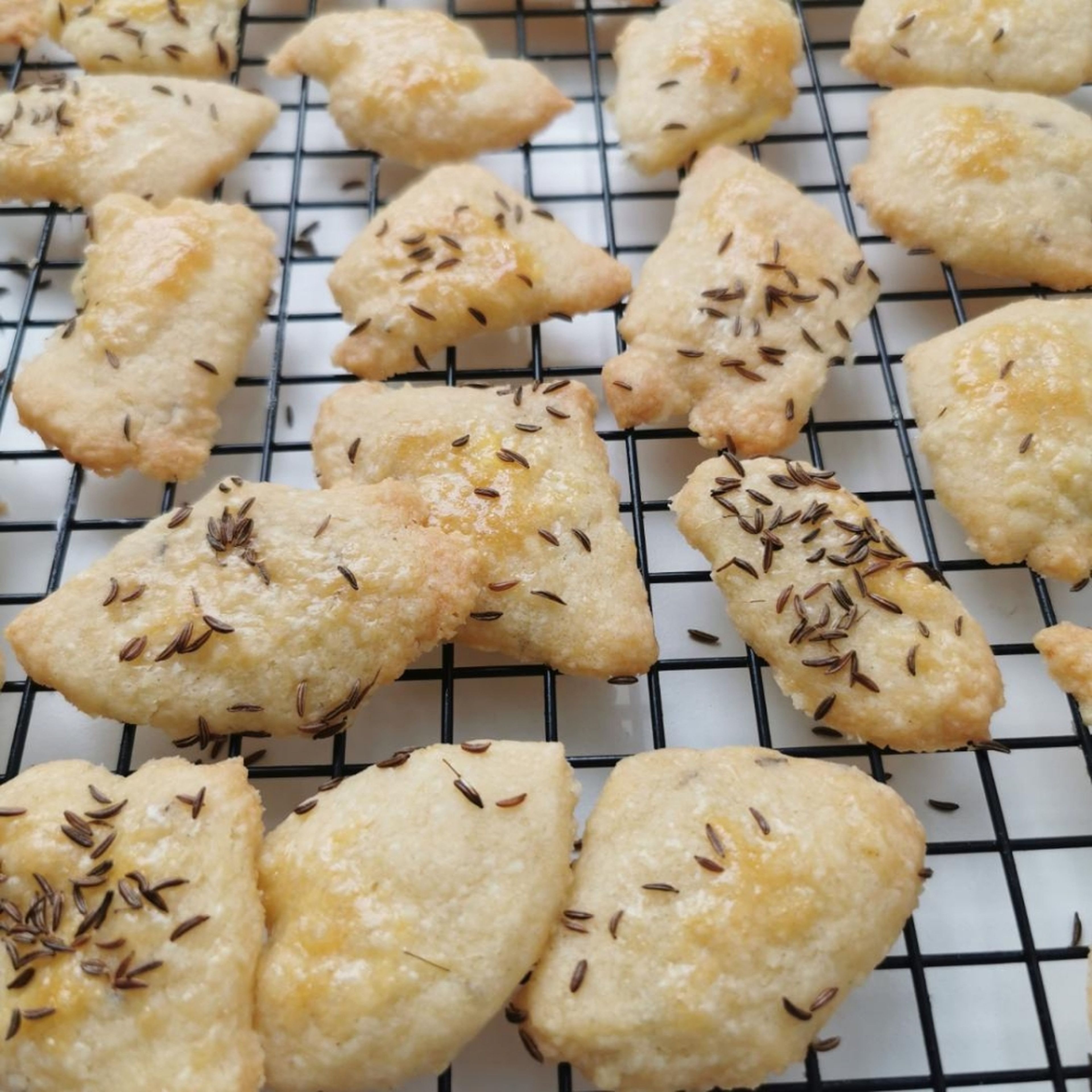 Die Kekse bei 170 Grad im vorgeheizten Ofen 14-16 Minuten backen (vorsicht: Gehen etwas auf, daher mit Abstand aufs Blech legen). Nach dem Backen auf einem Gitter auskühlen lassen.