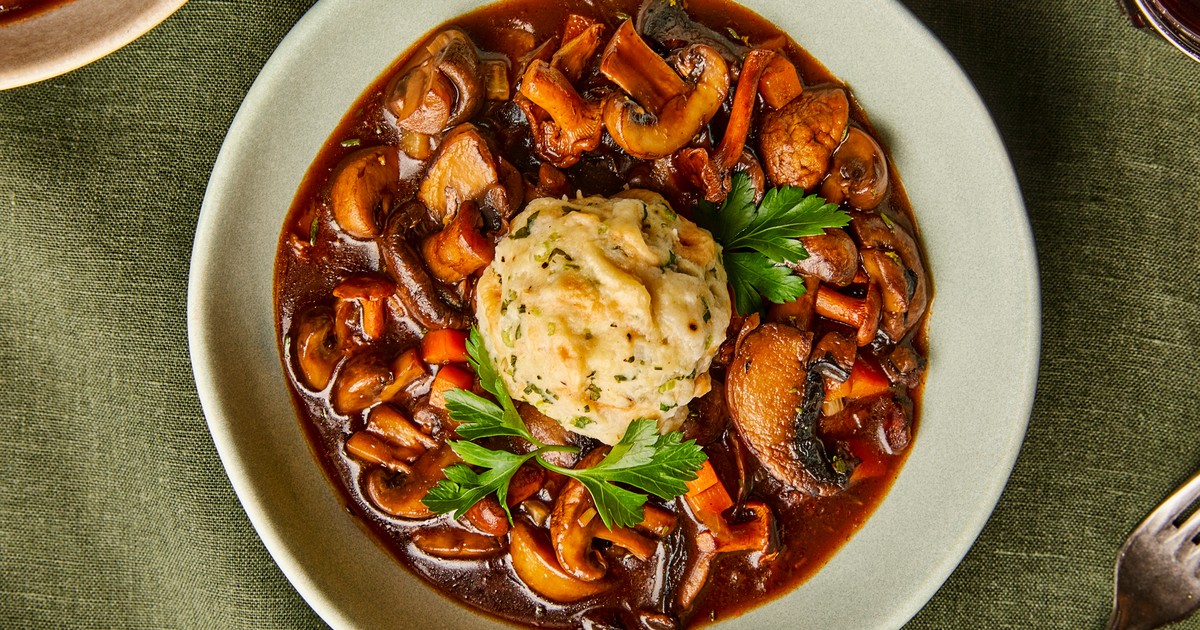 Veganes Gulasch mit Pilzen und Semmelknödeln | Rezept | Kitchen Stories