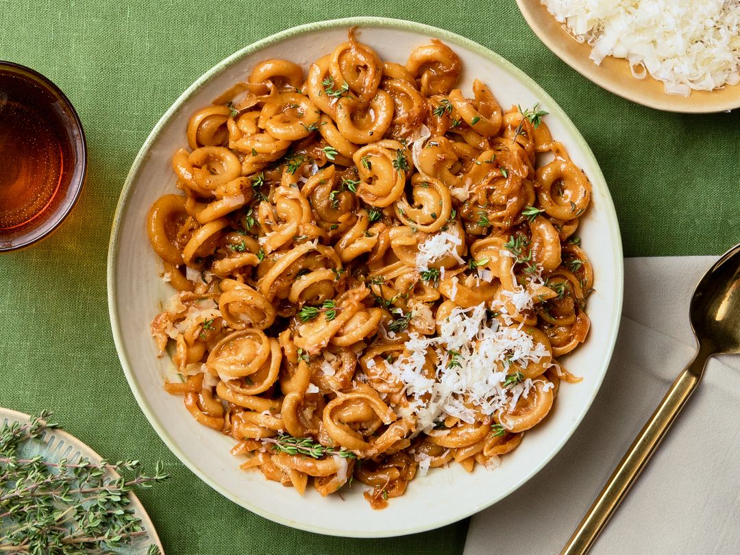 Cremige One-Pot French Onion Pasta (französische Zwiebelsuppen-Pasta)