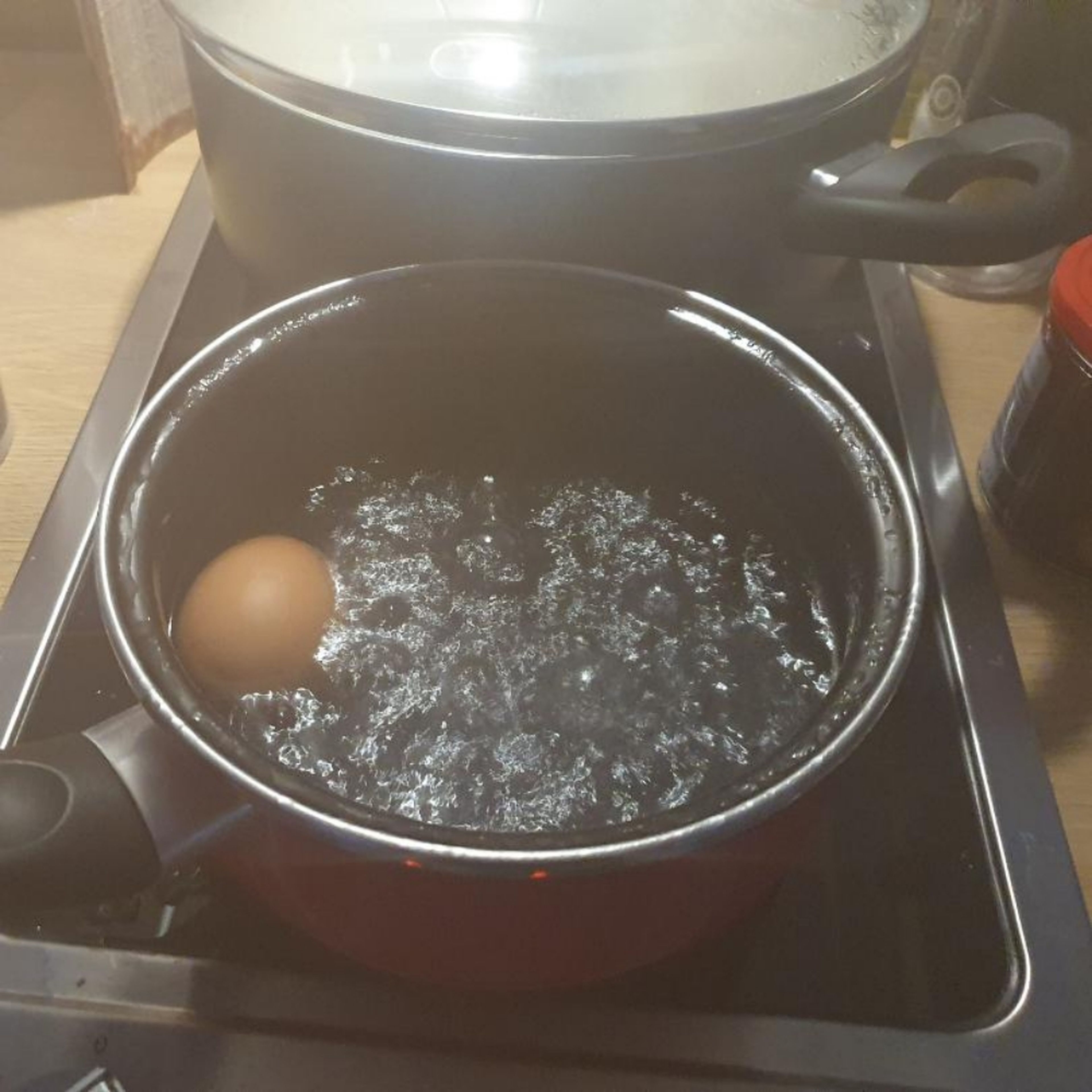 6 Eier wachsweich kochen (L-Eier: ca. 6 Minuten, 30 Sekunden).